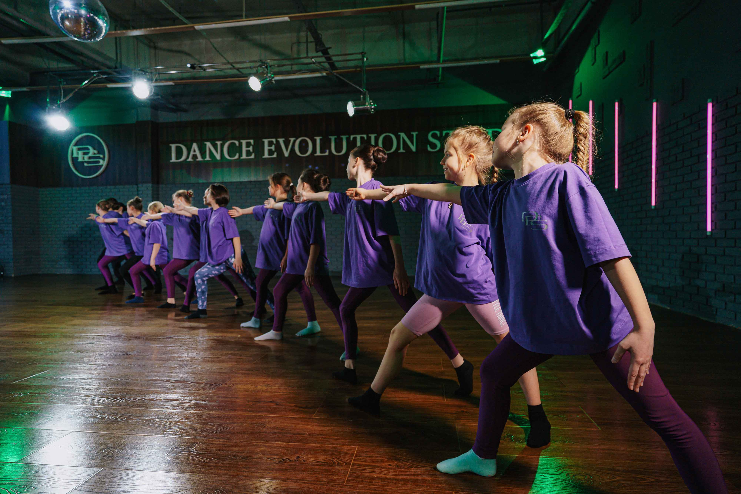 DANCE EVOLUTION STUDIO. Свадебный и семейный фотограф в Санкт-Петербурге Виктор Голубев