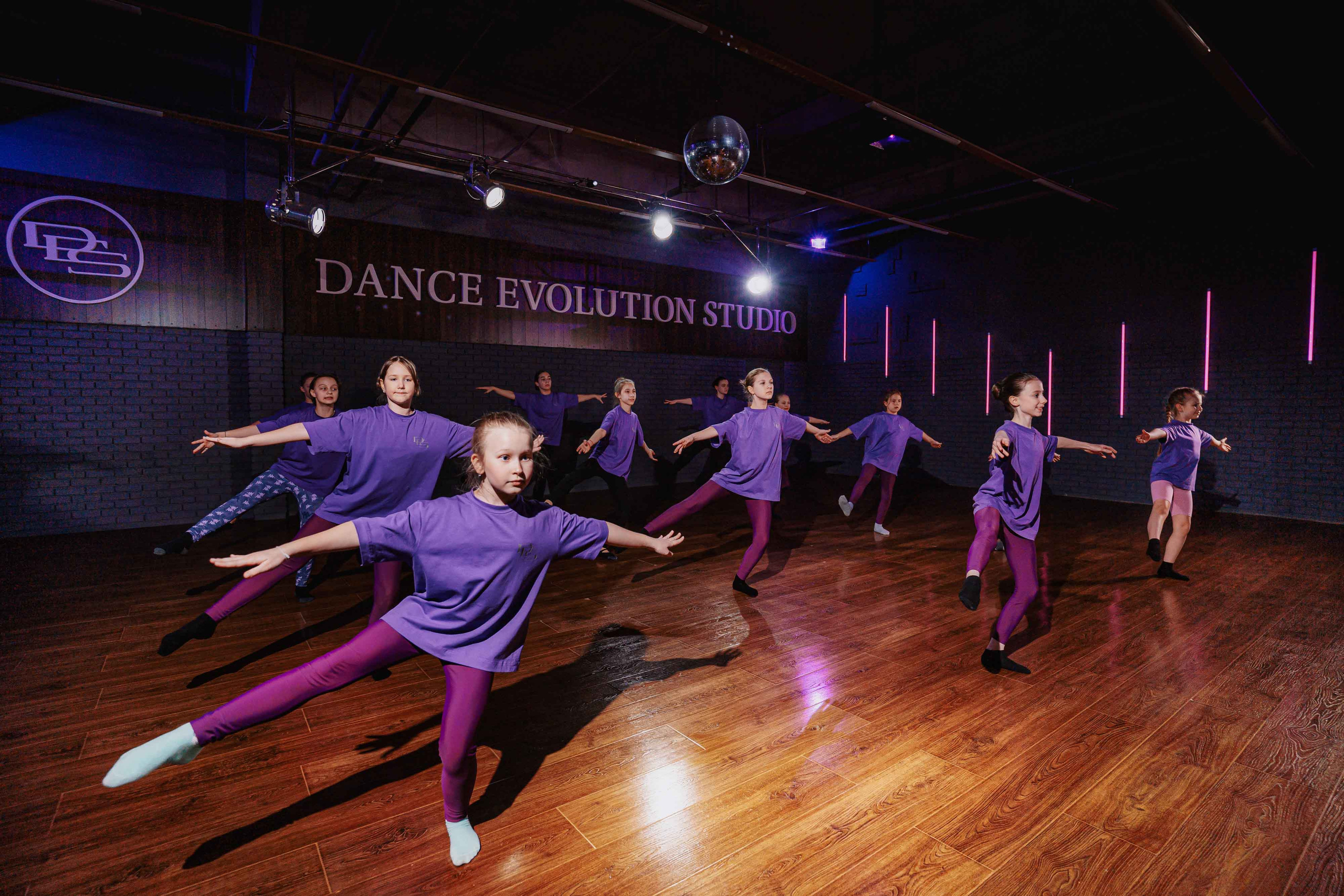 DANCE EVOLUTION STUDIO. Свадебный и семейный фотограф в Санкт-Петербурге Виктор Голубев
