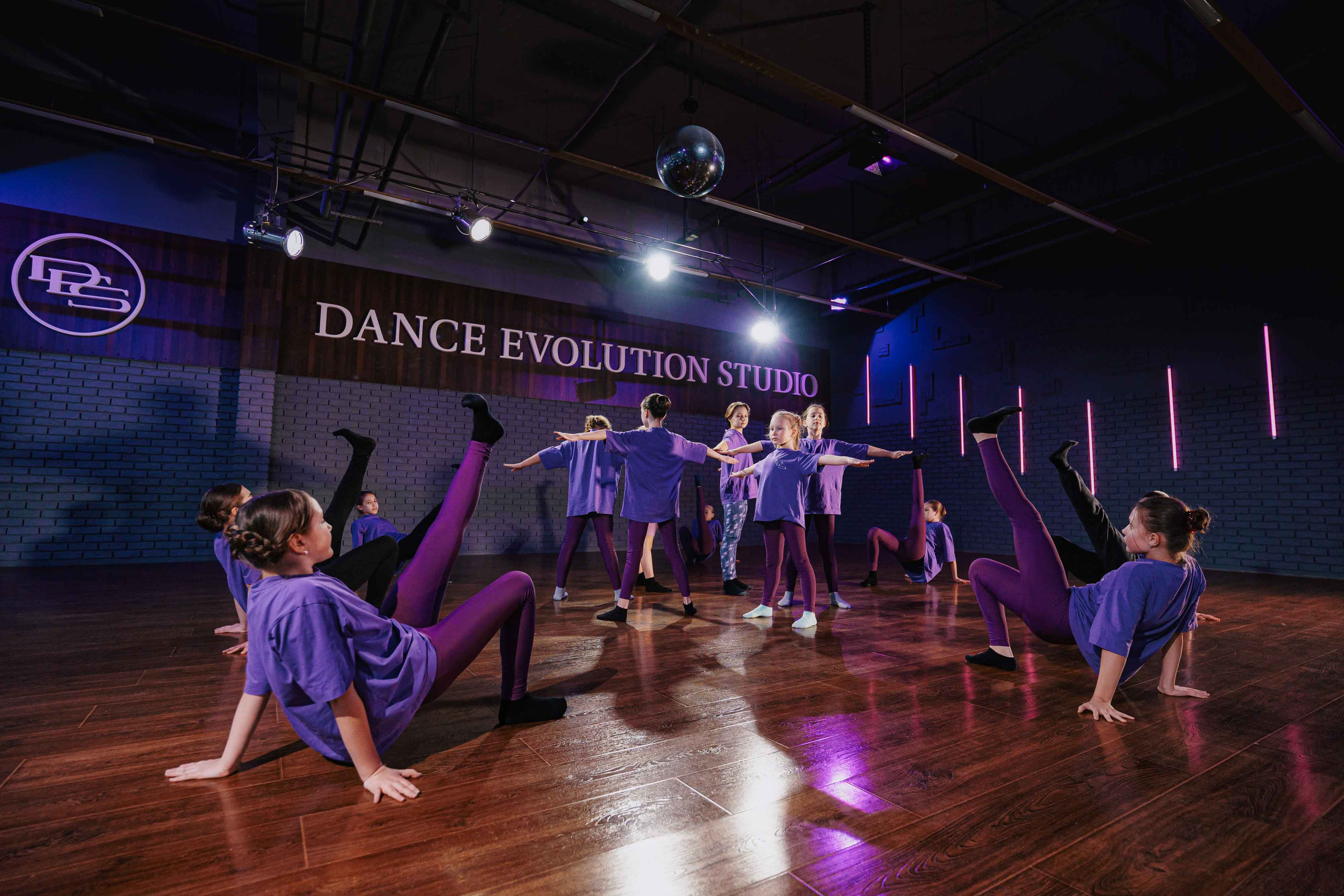 DANCE EVOLUTION STUDIO. Свадебный и семейный фотограф в Санкт-Петербурге Виктор Голубев