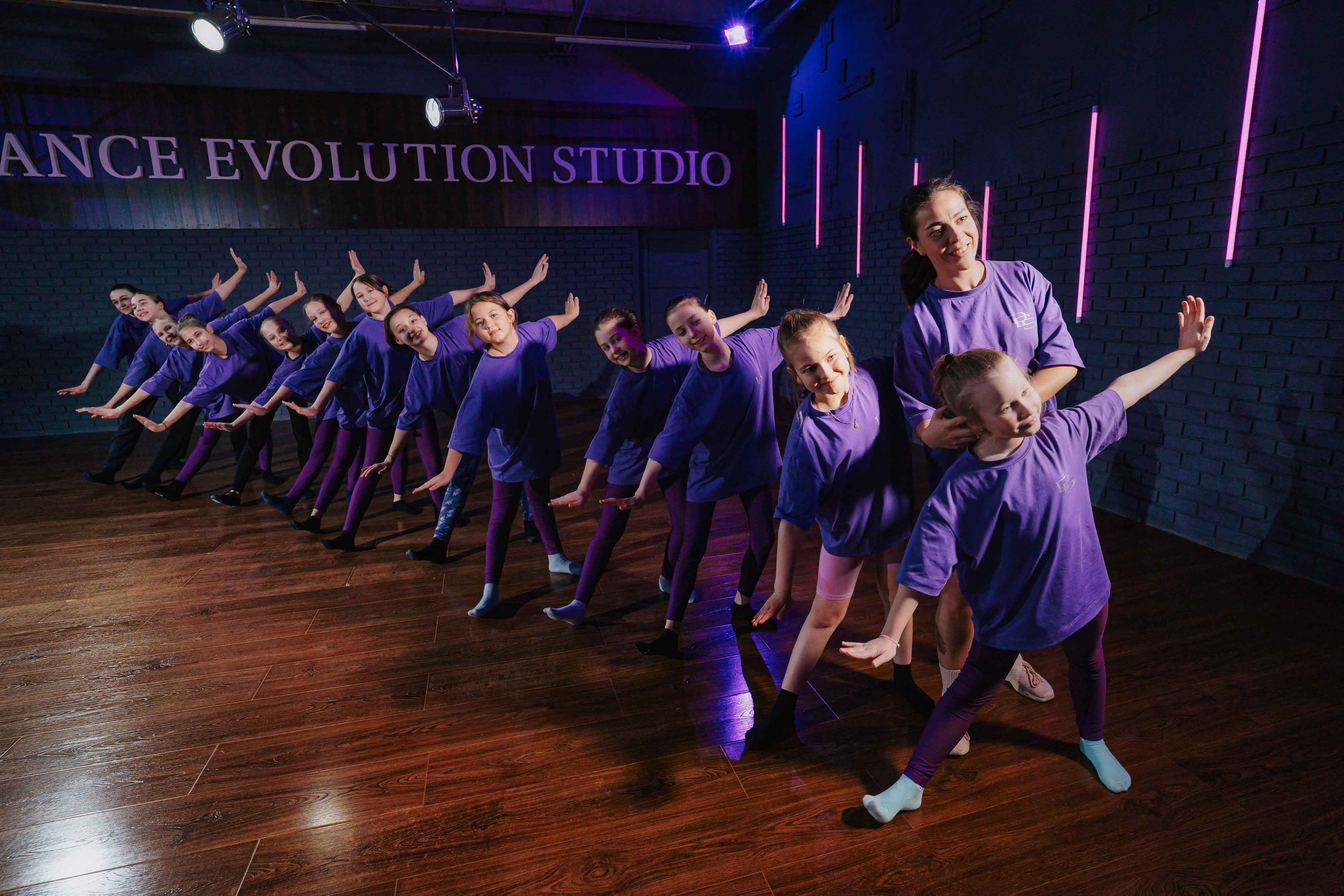 DANCE EVOLUTION STUDIO. Свадебный и семейный фотограф в Санкт-Петербурге Виктор Голубев