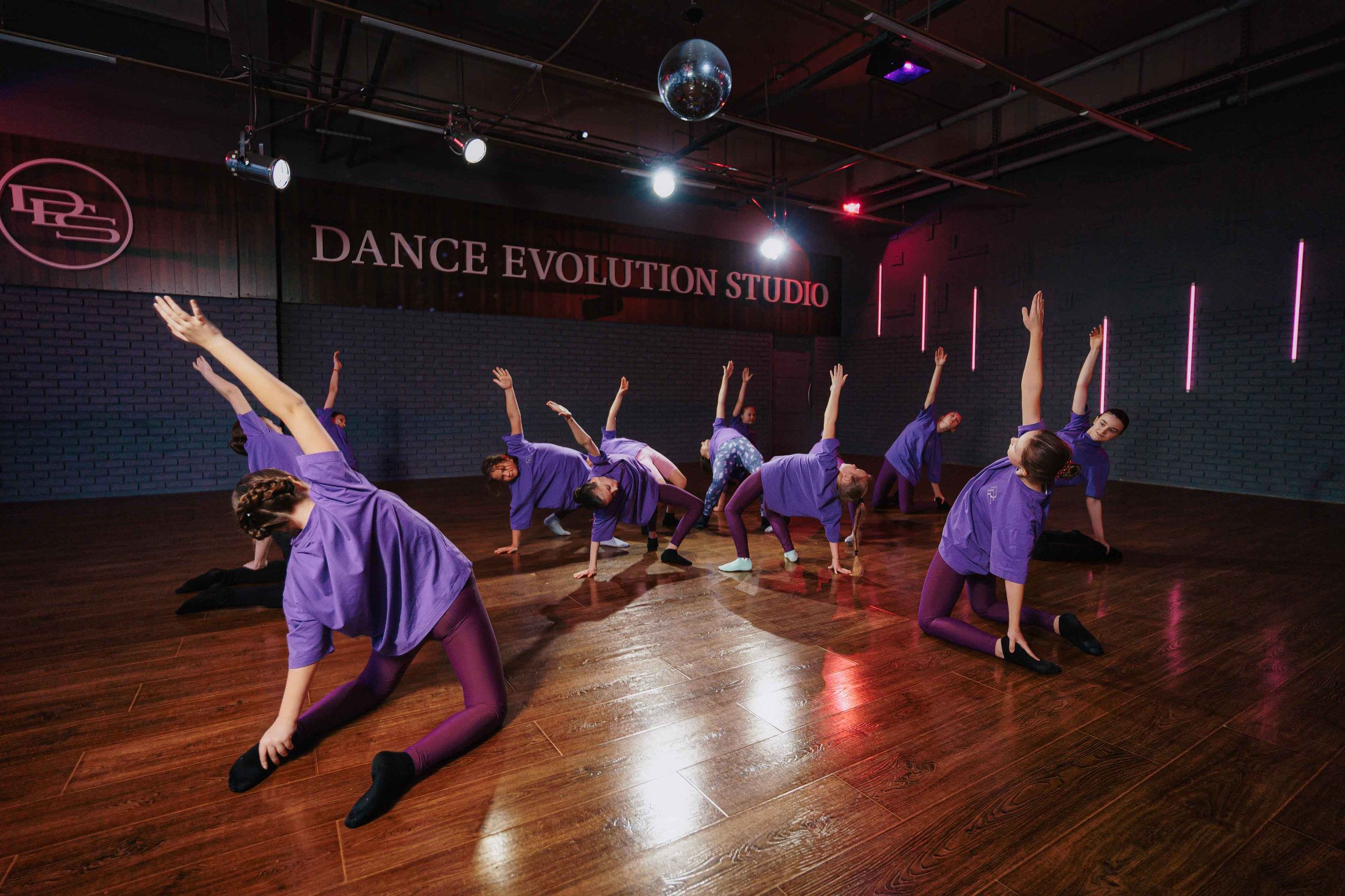 DANCE EVOLUTION STUDIO. Свадебный и семейный фотограф в Санкт-Петербурге Виктор Голубев