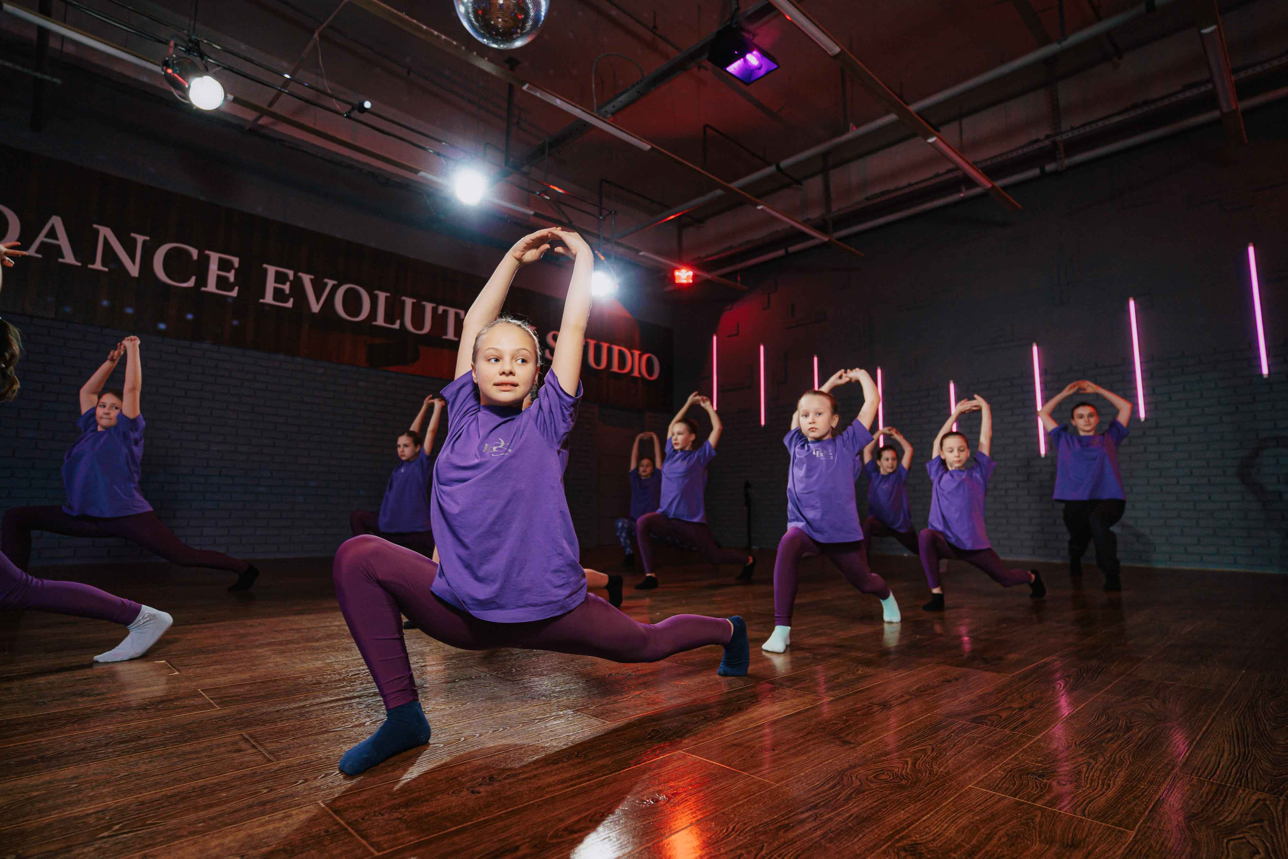 DANCE EVOLUTION STUDIO. Свадебный и семейный фотограф в Санкт-Петербурге Виктор Голубев