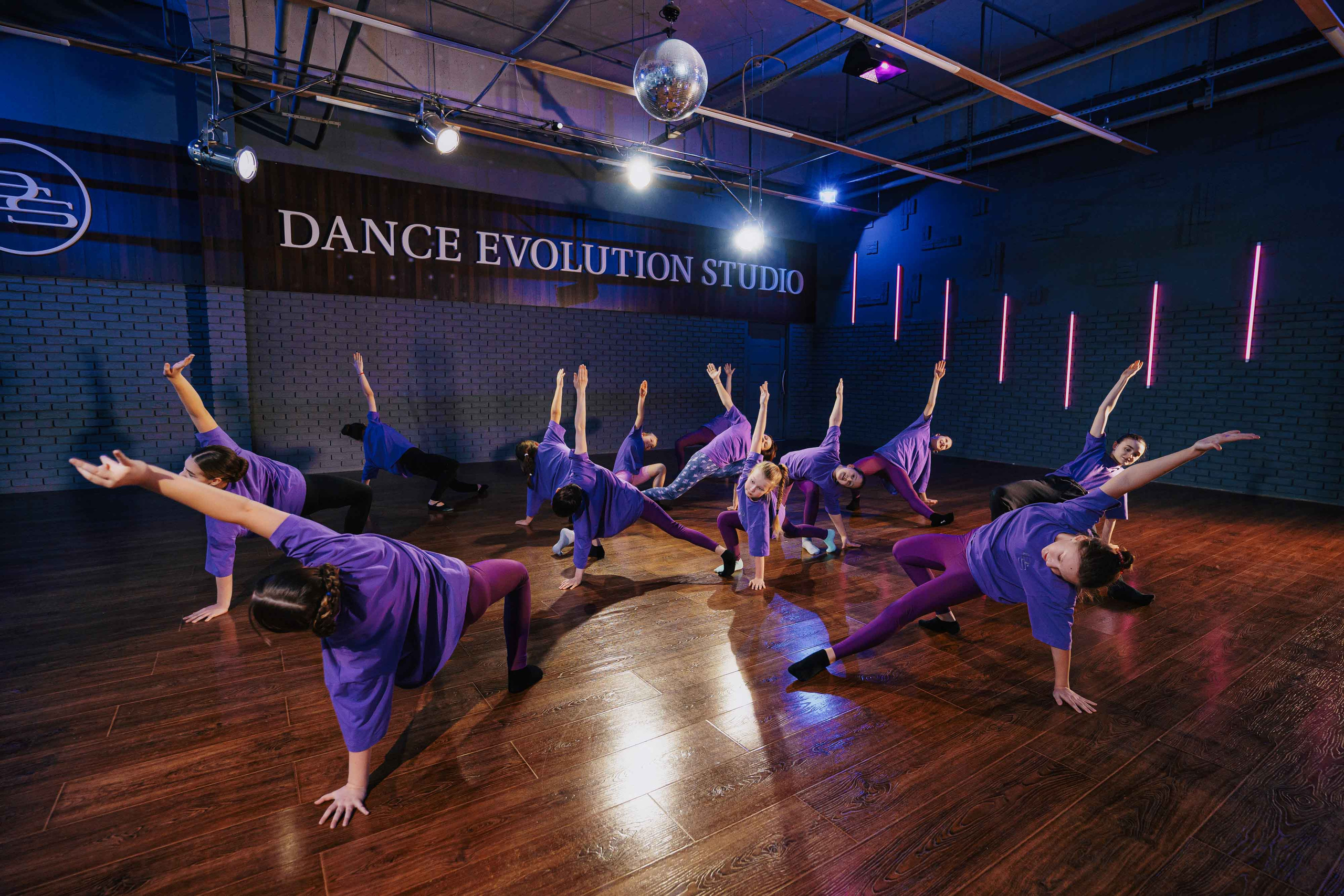 DANCE EVOLUTION STUDIO. Свадебный и семейный фотограф в Санкт-Петербурге Виктор Голубев