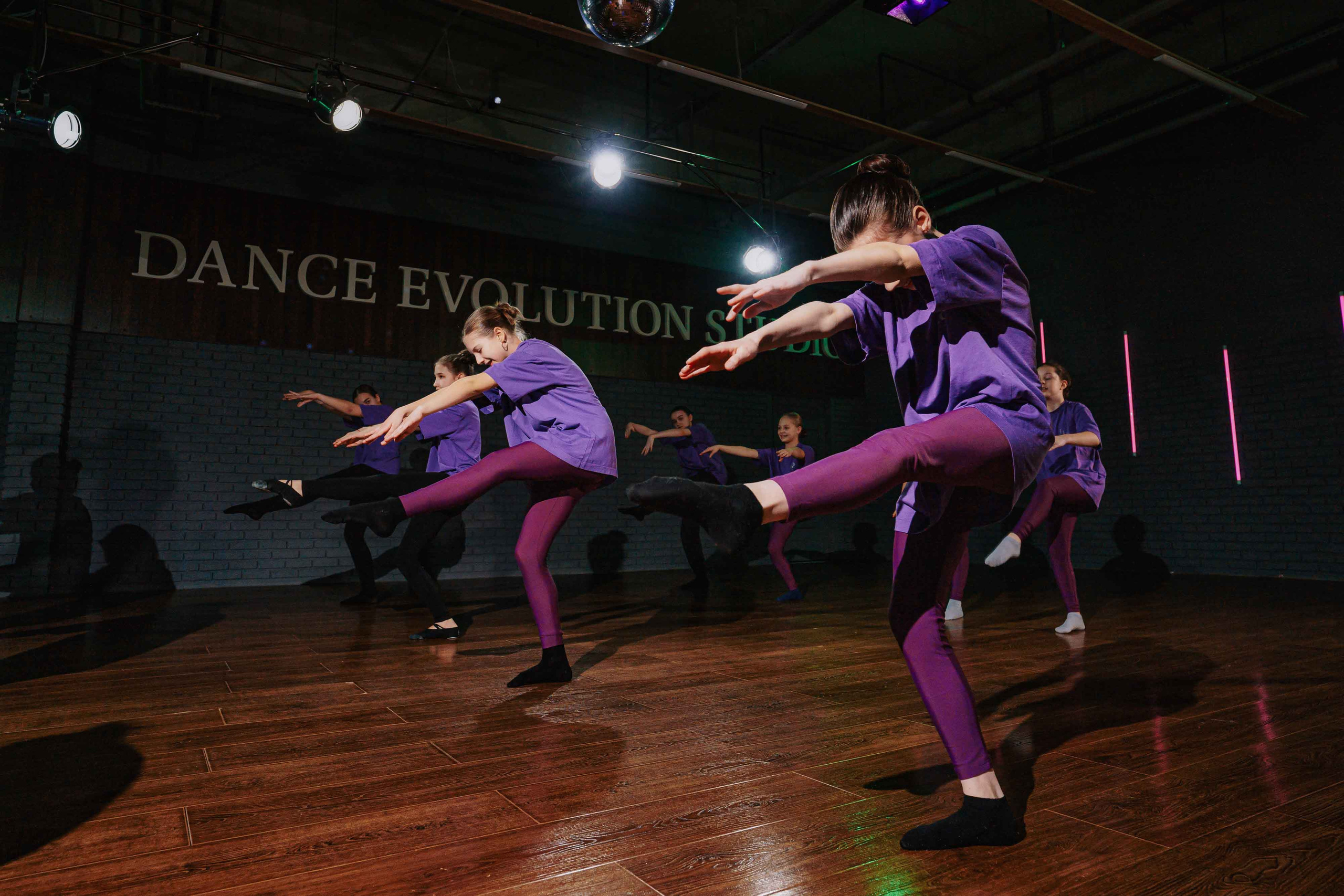 DANCE EVOLUTION STUDIO. Свадебный и семейный фотограф в Санкт-Петербурге Виктор Голубев