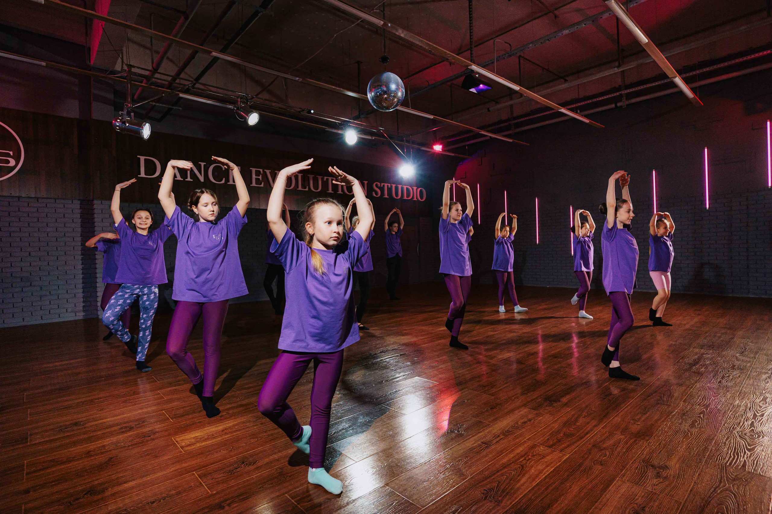 DANCE EVOLUTION STUDIO. Свадебный и семейный фотограф в Санкт-Петербурге Виктор Голубев