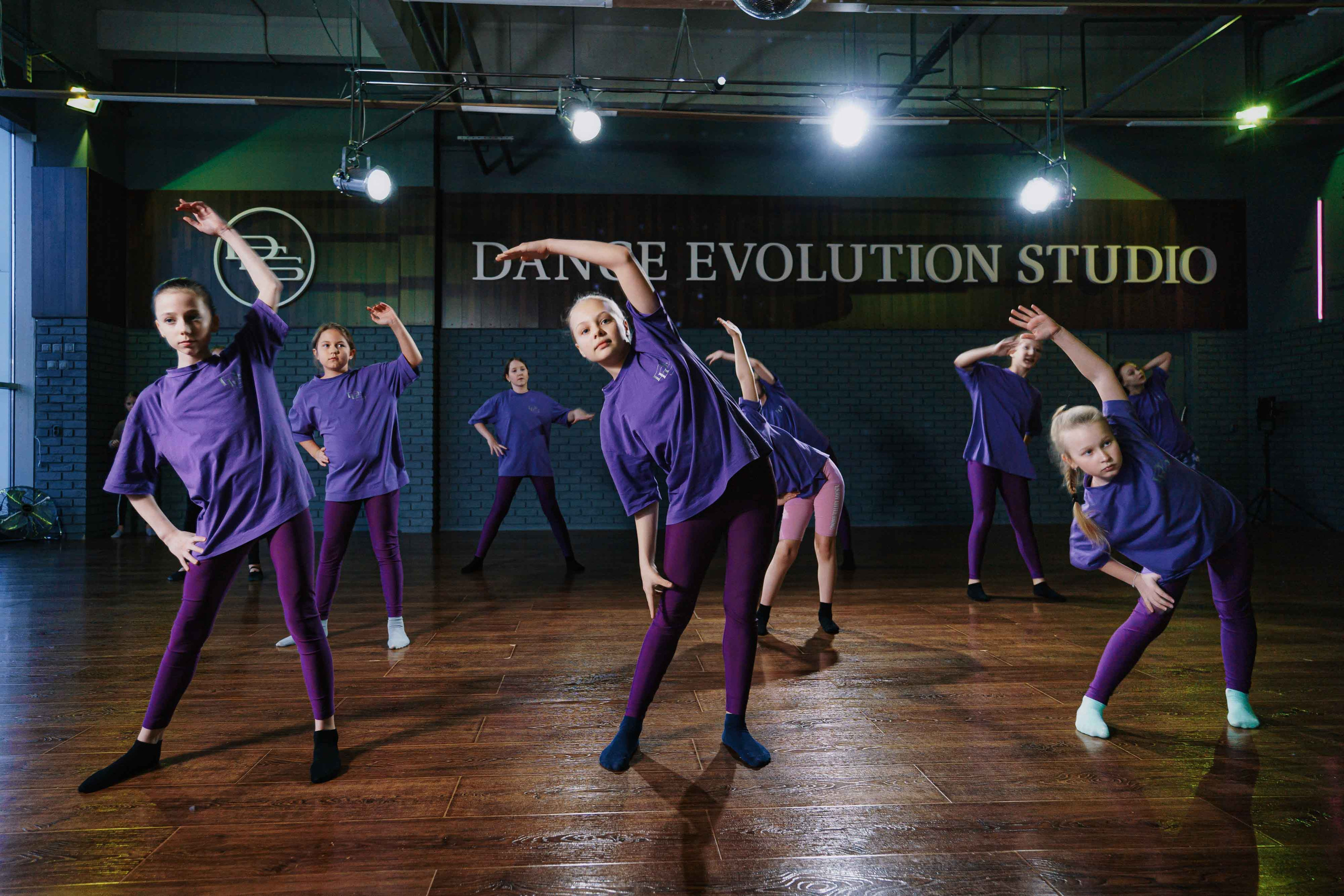 DANCE EVOLUTION STUDIO. Свадебный и семейный фотограф в Санкт-Петербурге Виктор Голубев
