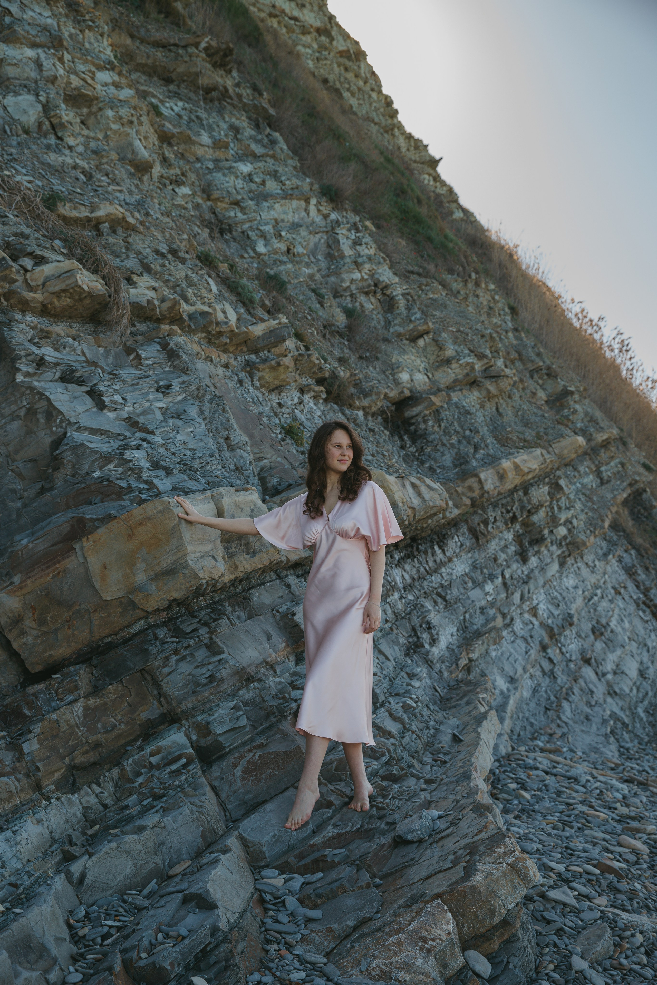 На галечном пляже