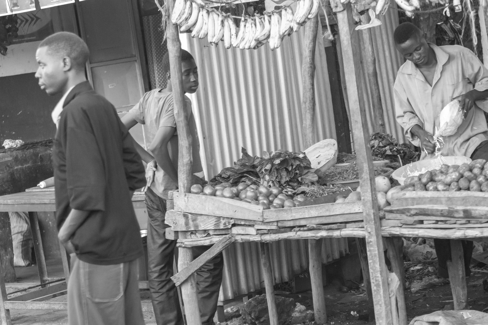 Кения. На обочине дороги. Фотограф Алексей Скоробогатько