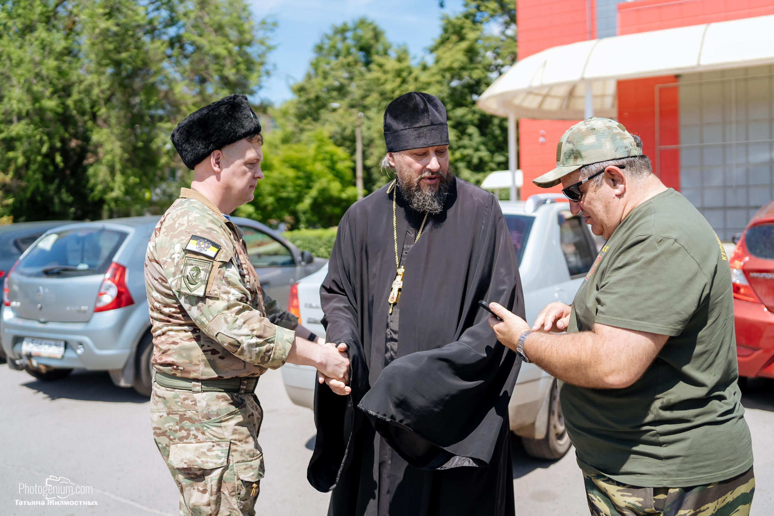 8 июня «Патриоты из Курска» сбор гуманитарной помощи у кинотеатра «Родина». Фотограф Нижний Новгород Татьяна Кейод