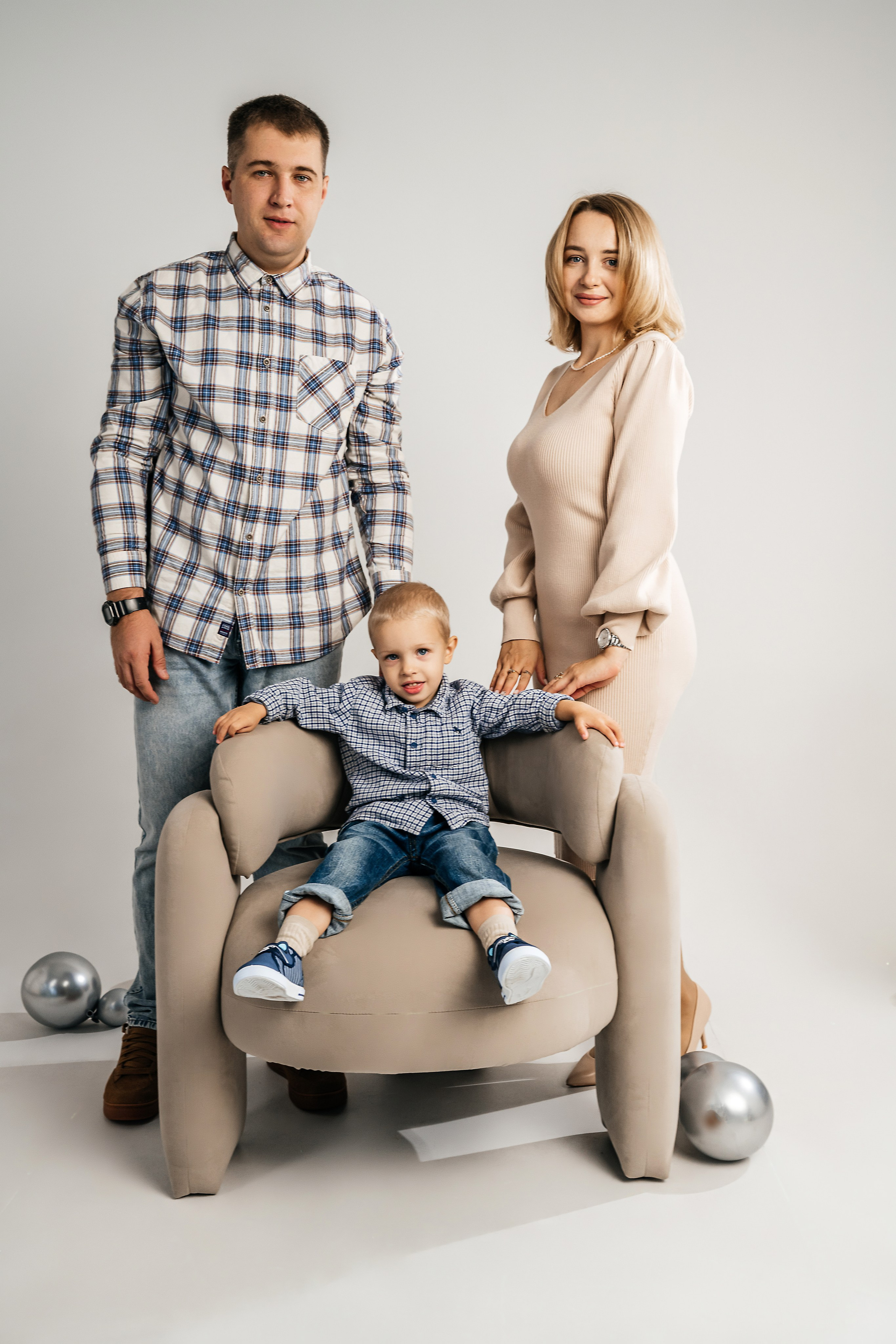 Семья в студии Арта. Фотограф в Каменске-Шахтинском Ольга Сагал