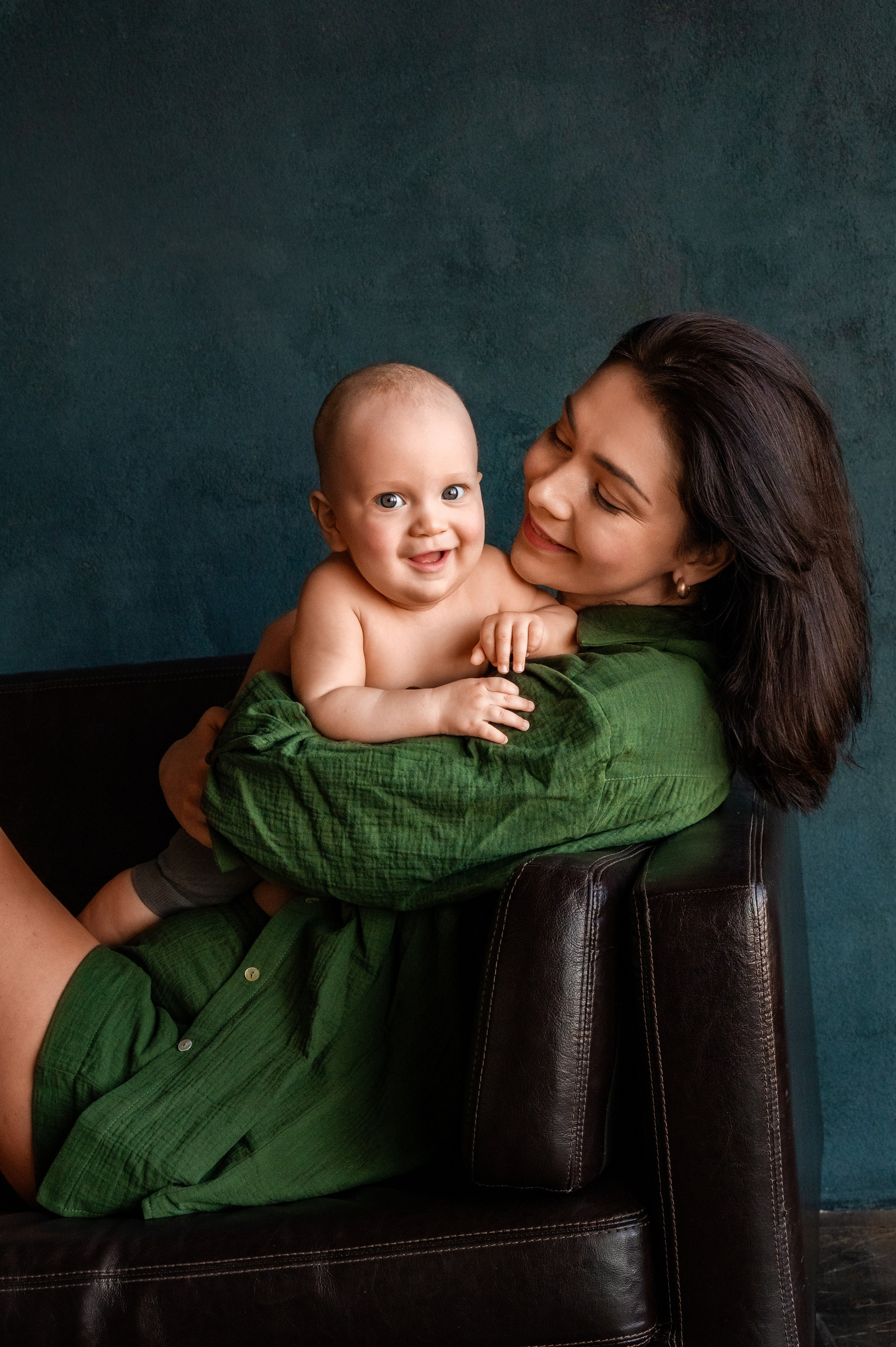 Мама и малыш в фотостудии. Фотограф новорожденных малышей в Санкт-Петербурге