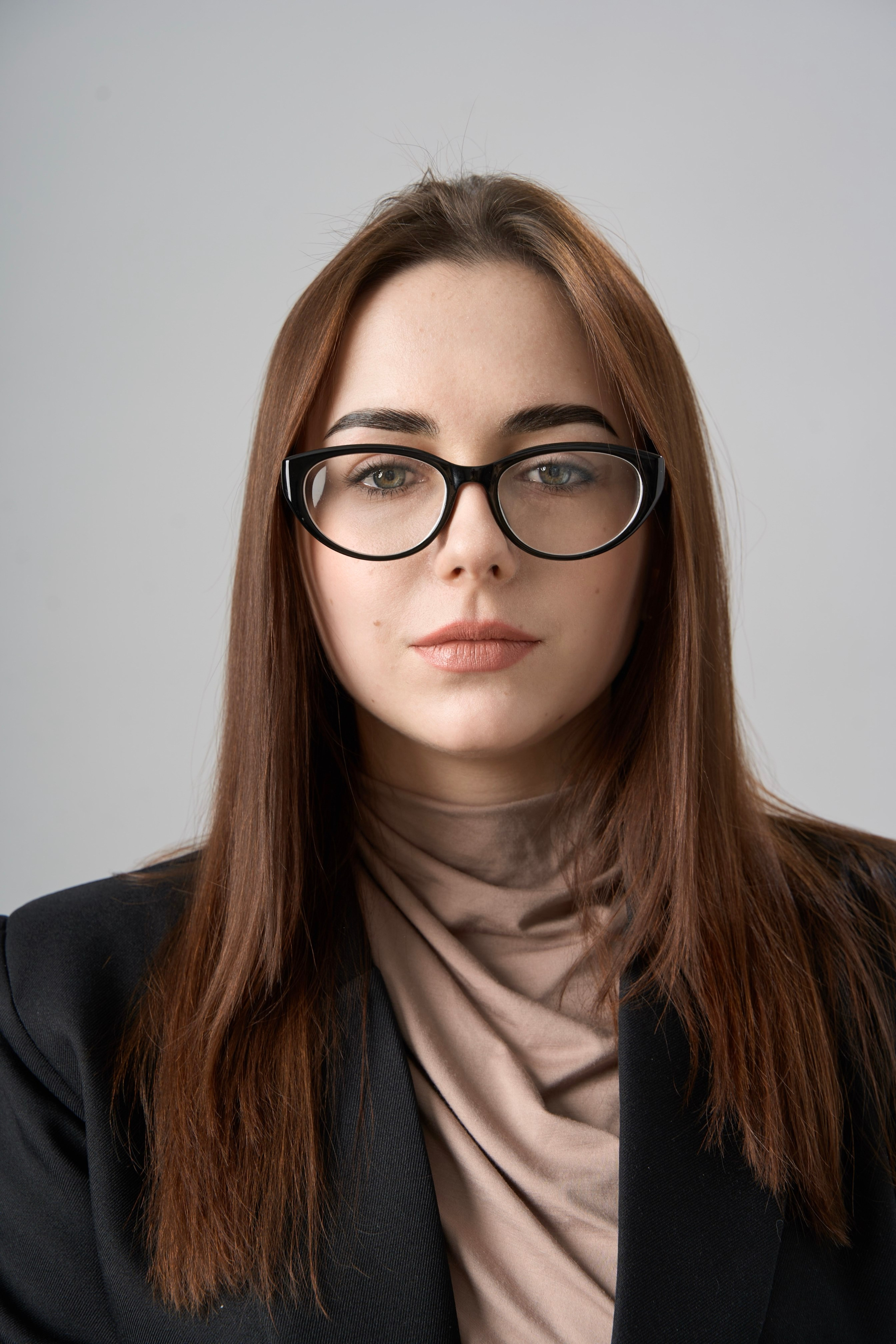 "Профессиональный портрет мужчины в студии""Женский портрет с естественным освещением""Крупный план портрета улыбающейся женщины""Портретная съемка в студии для делового портфолио"Для съемки сотрудников компании:"Группа сотрудников компании на корпоративной фотосессии""Портреты сотрудников офиса для корпоративного сайта""Фотосъемка команды компании в рабочей обстановке""Деловой портрет сотрудника для бизнес-профиля"