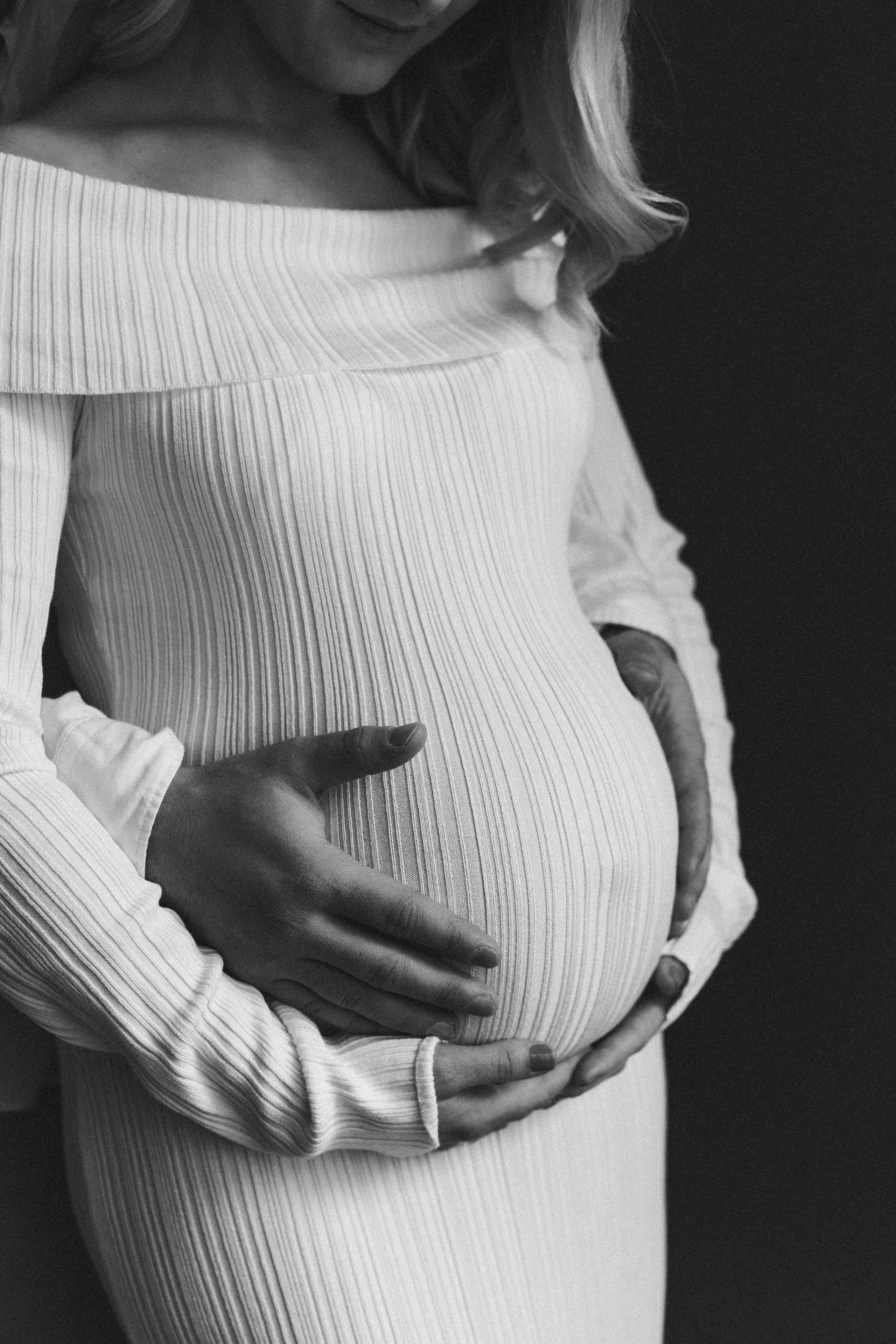 Babybauch-Shooting im Studio. Fotografin in Erlangen, Nürnberg und Umgebung