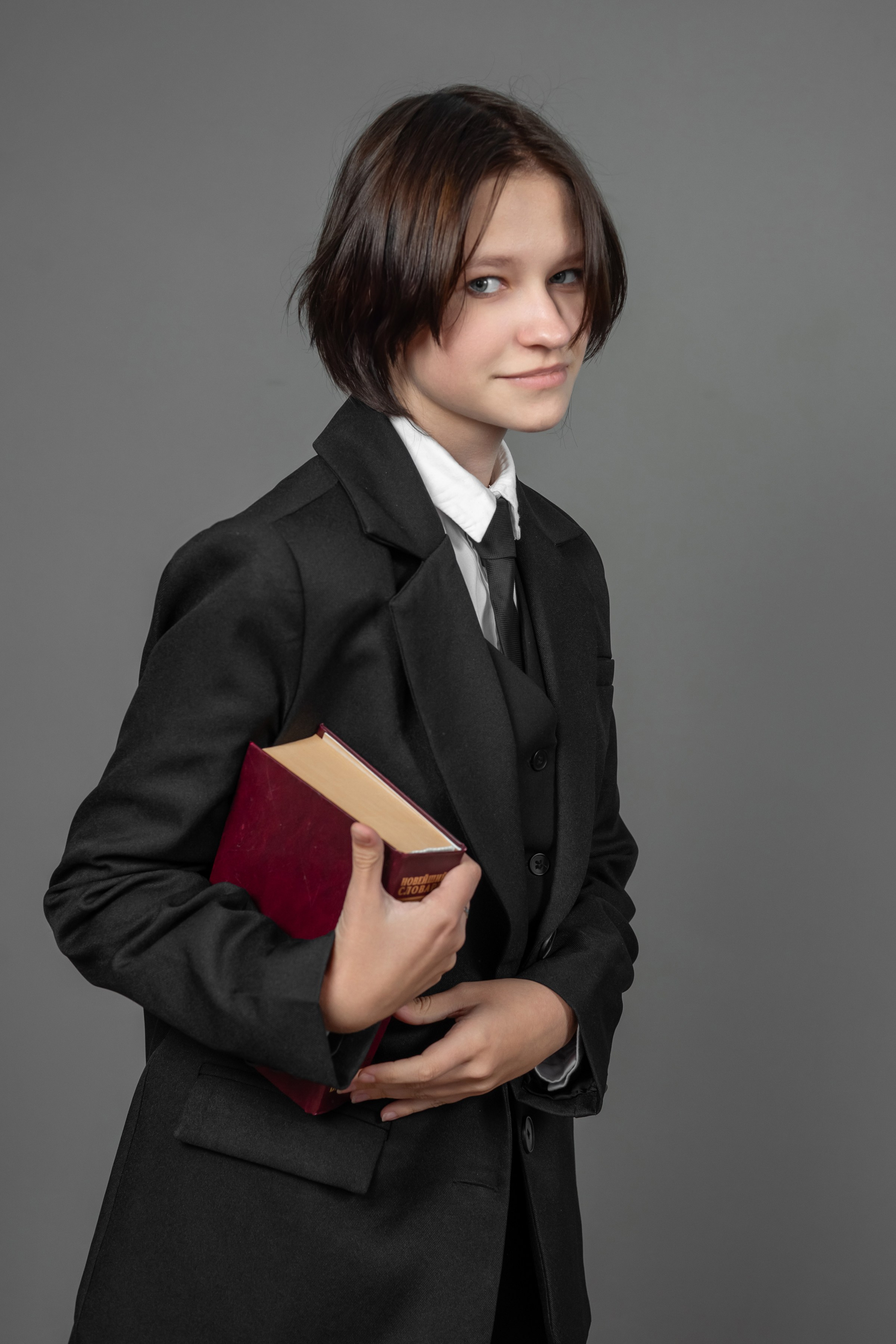 Портреты на сером  фоне. Ольга Плаксина фотограф в Саратове