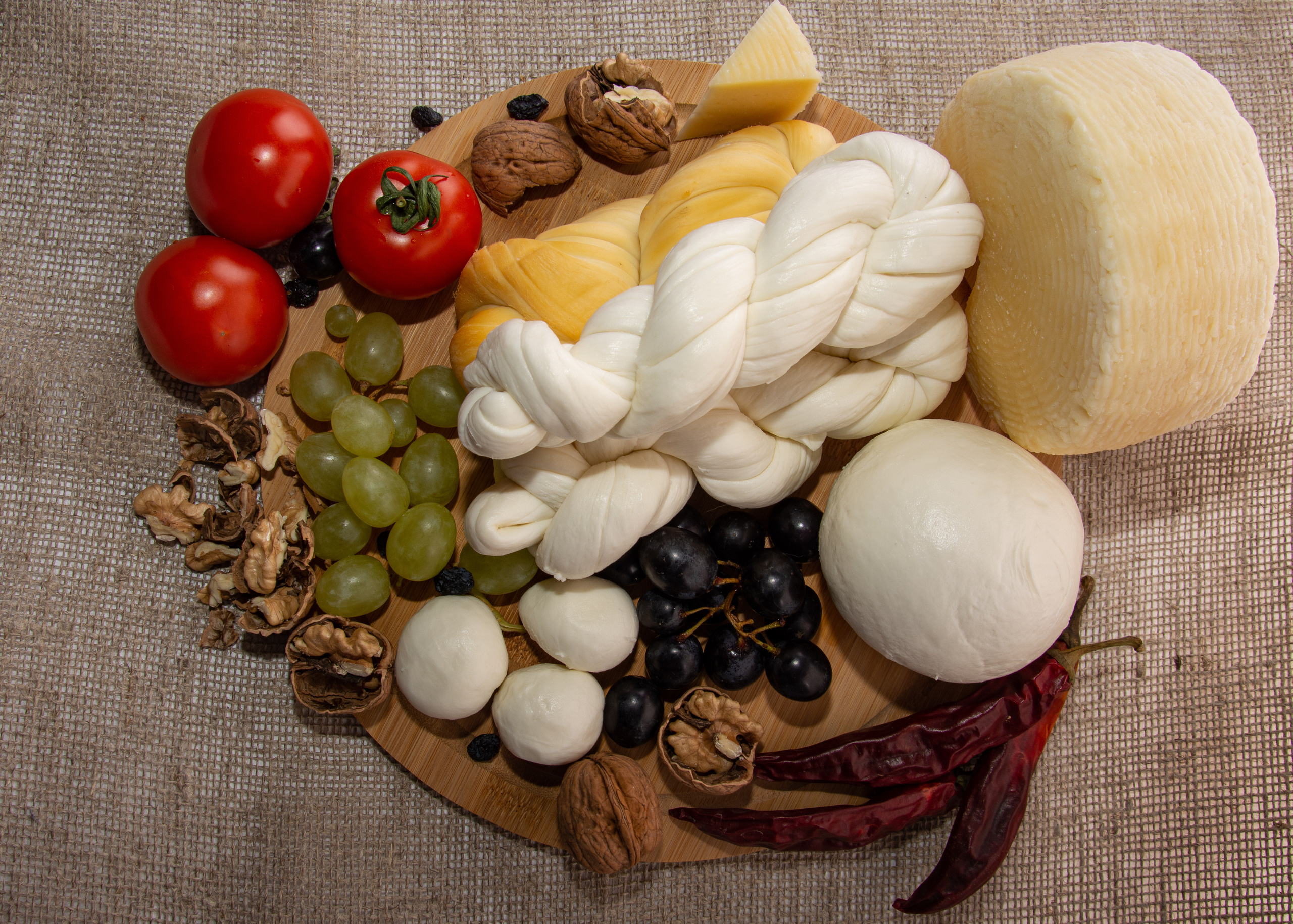 Сыр разных сортов, виноград, перец,