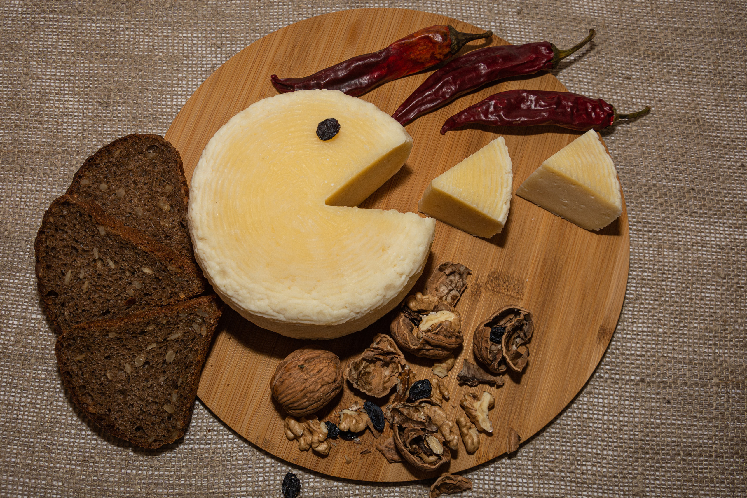 Голова сыра в интересной пожаче