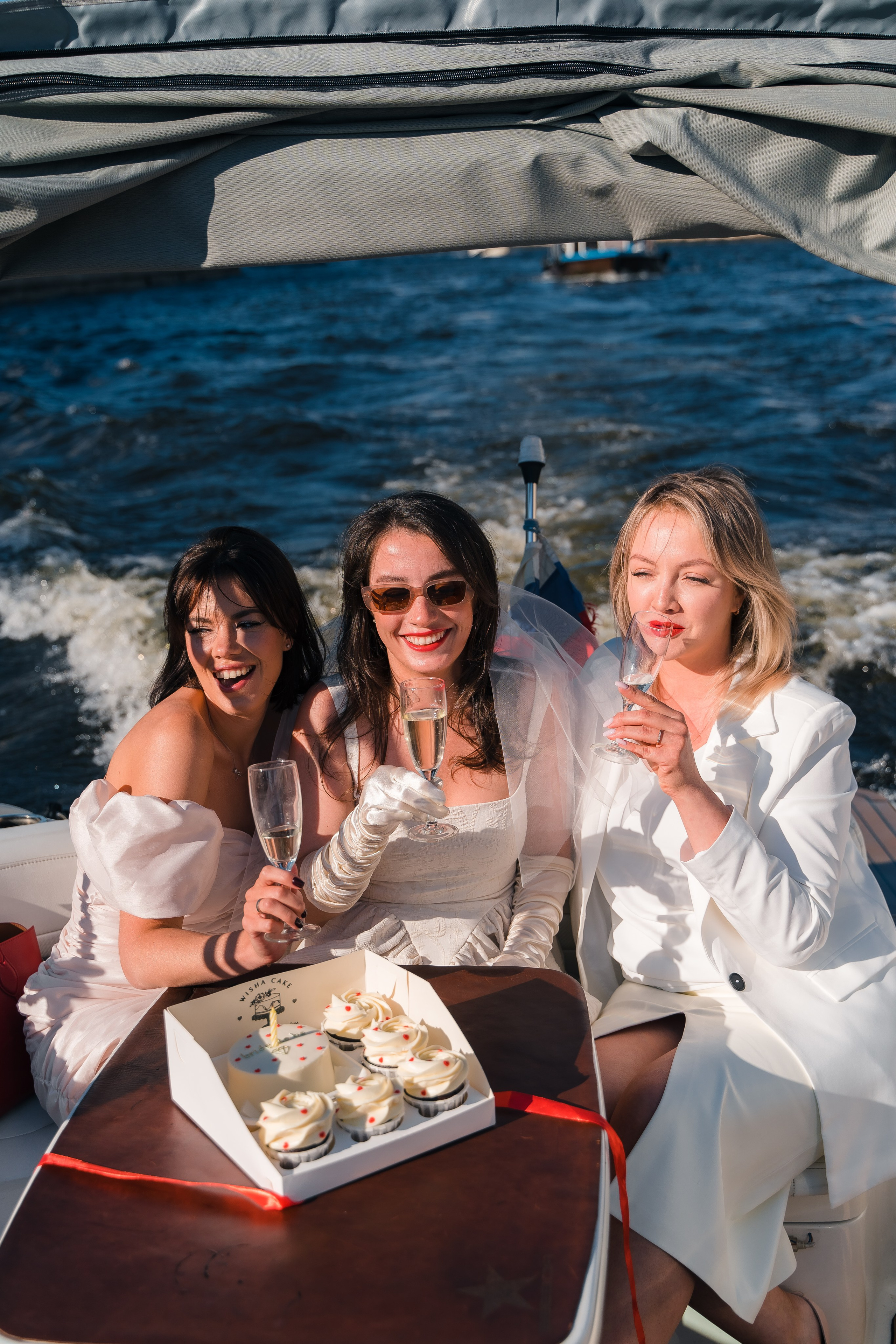 Фотосъемка девичника, встреча девушек, веселые женские портреты