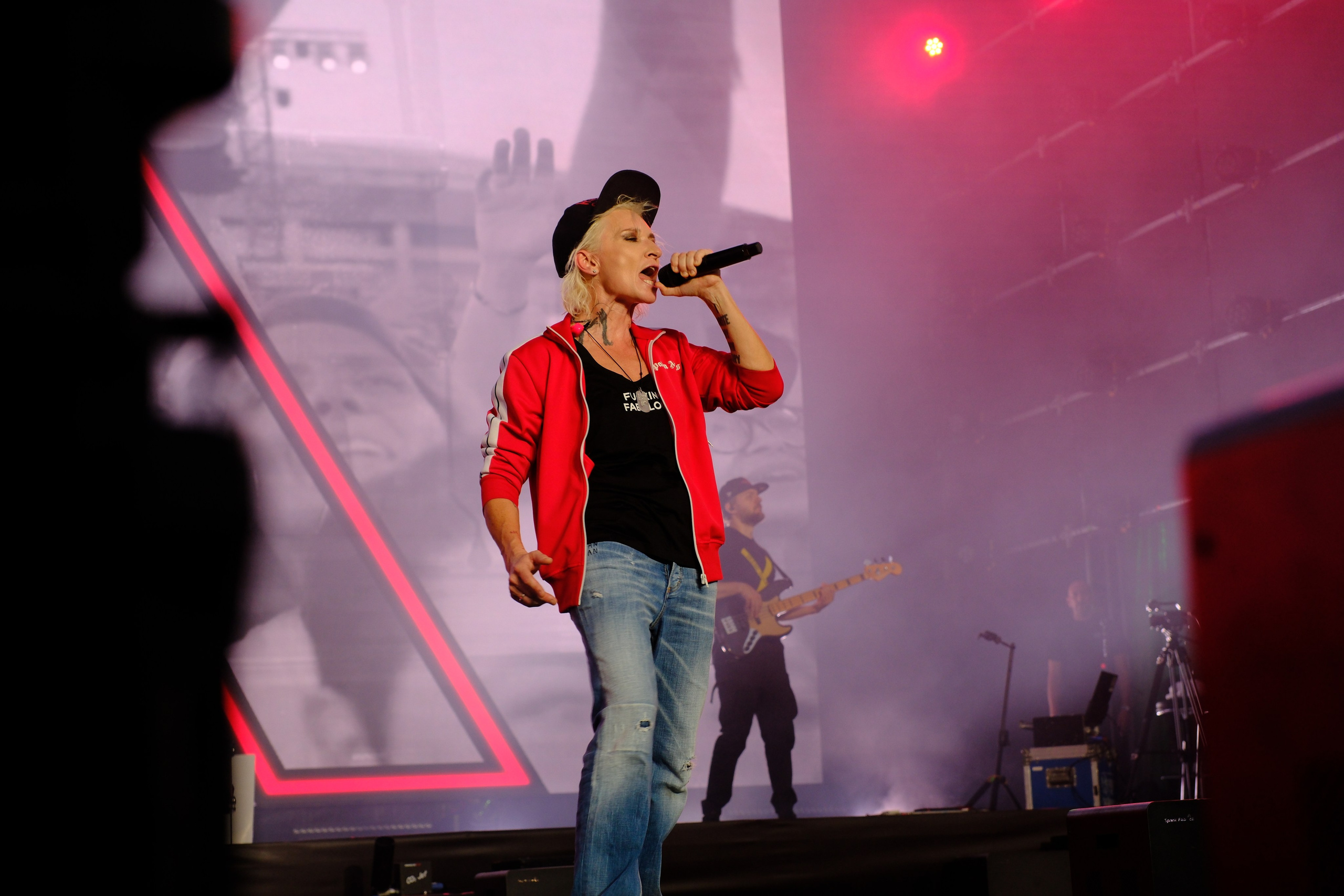 Диана Арбенина (группа «Ночные снайперы») — Москва, МТС Live Лето 2024. RedGeek - блогер и стручњак за образовање и ИТ Кирил Ситнов