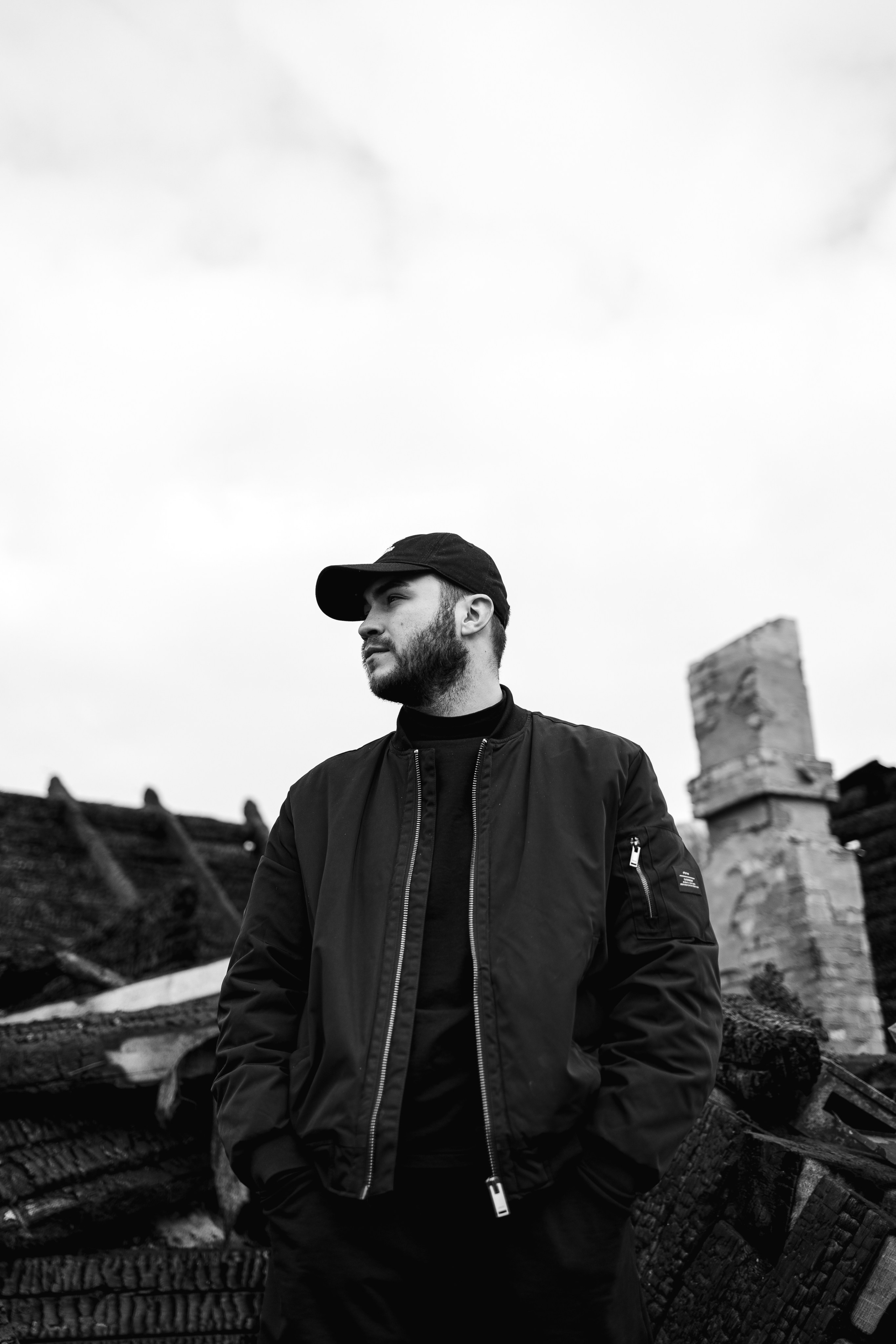 Илья за 1 час до сноса дома, который сгорел у нас в 2023. Семейный фотограф Надежда Каримова | Иркутск Байкал Аршан