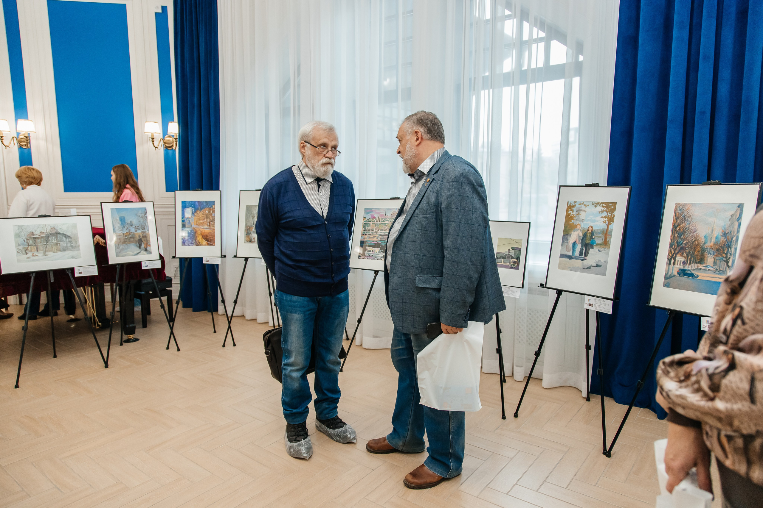 Вручение авторского экземпляра — МЕМО. Екатеринбург. Репортажный фотограф с душой путешественника