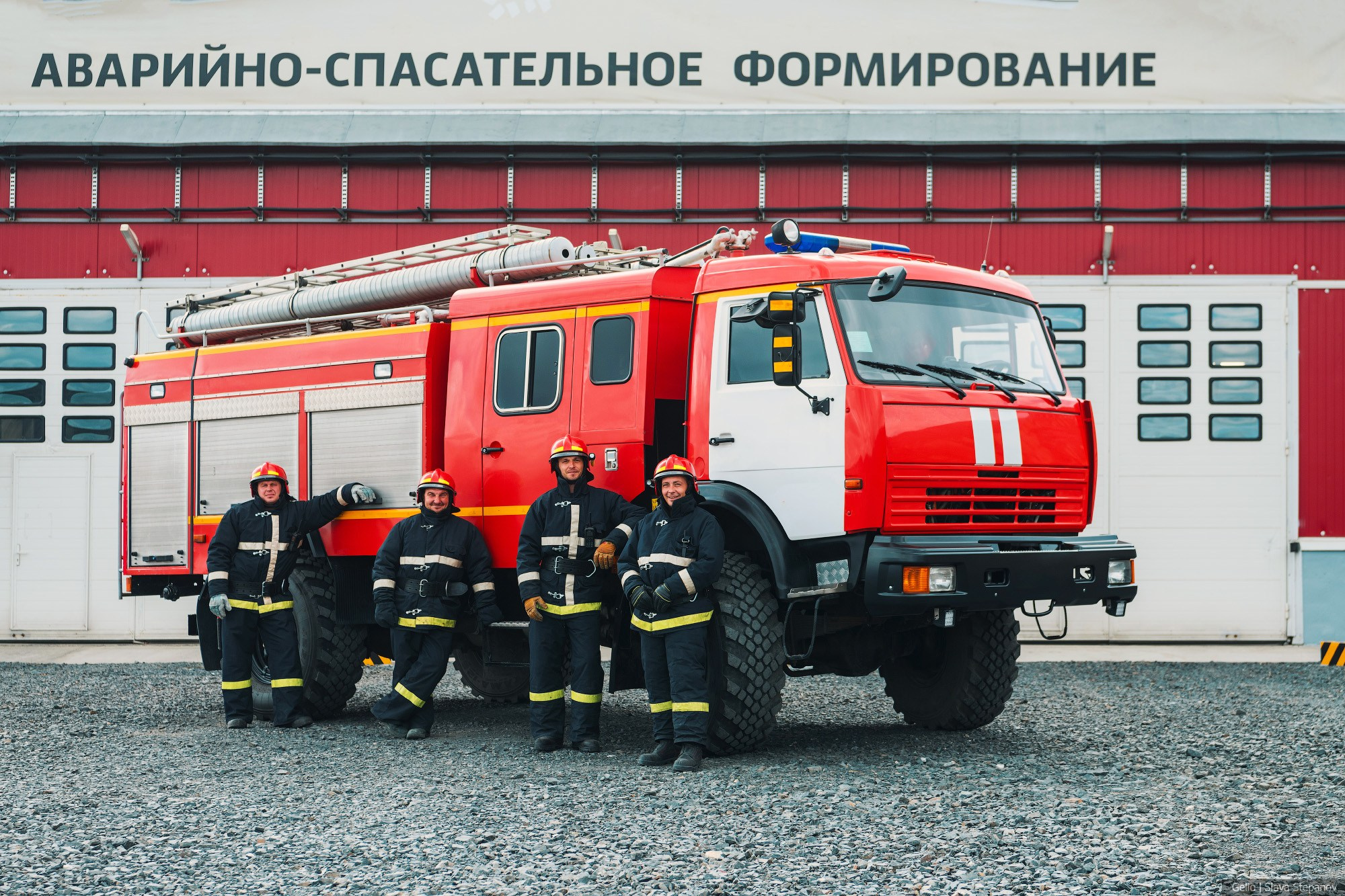 Пожарный расчет МЧС России у спецтехники, готовность к выезду