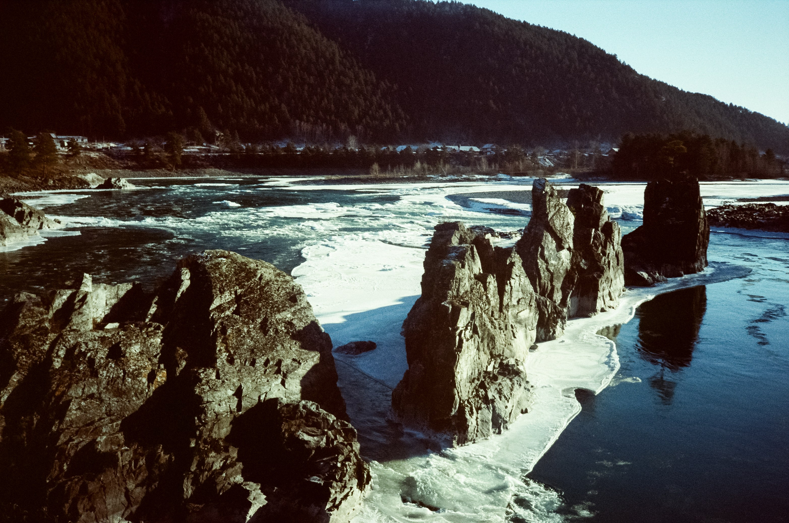 Зубы Дракона и подвесной мост над скалами. Фотограф-документалист Мария Осокина
