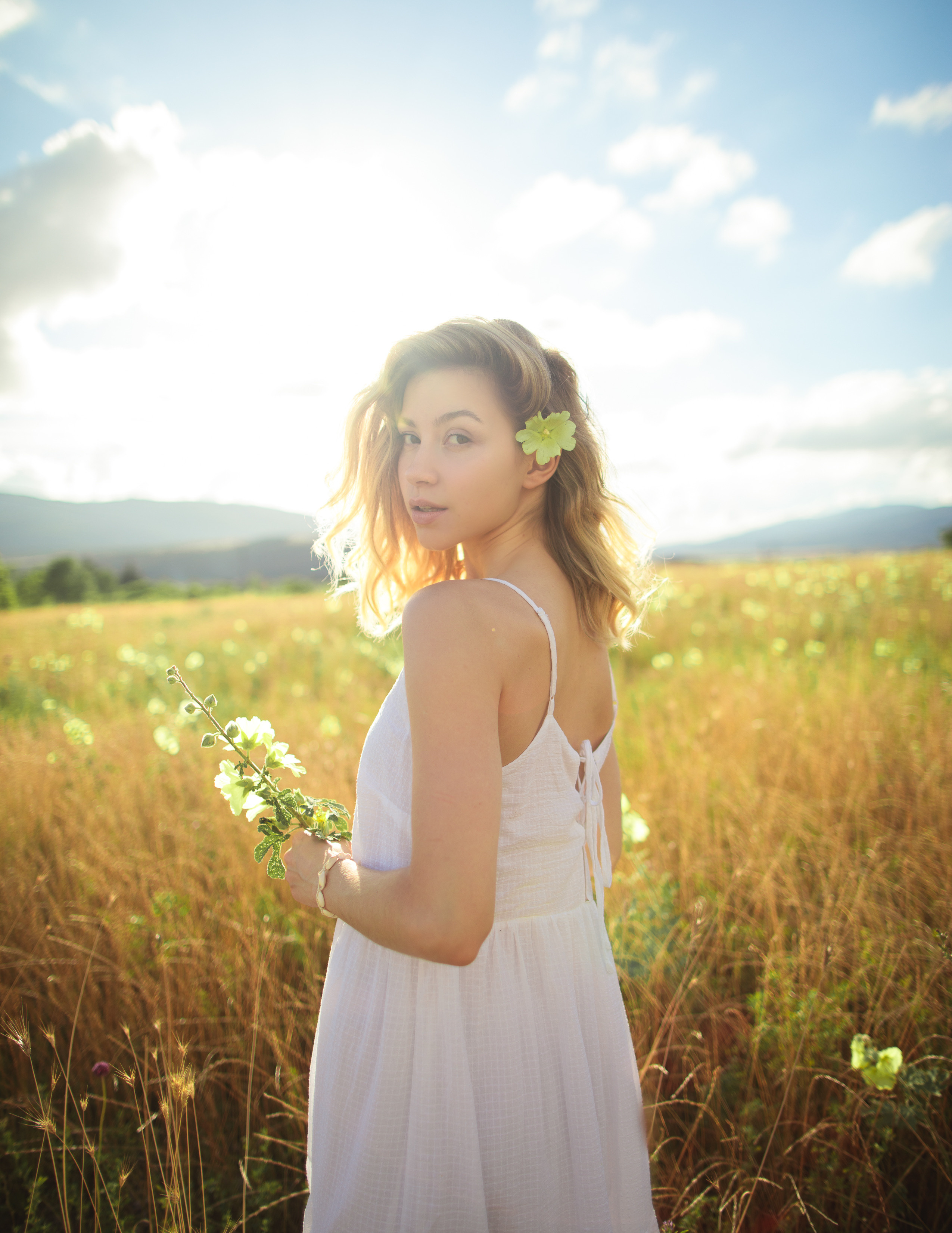 Девушка в поле. Лето. Фотограф в Геленджике Мария Четверикова