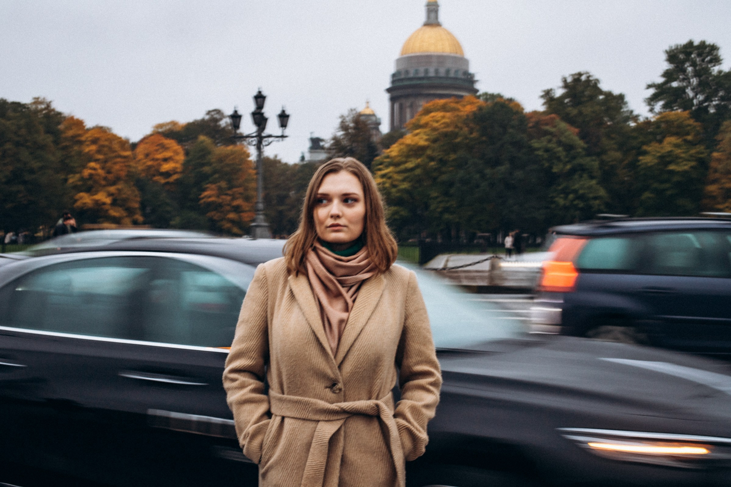 Сестры Саша и Полина в октябре. Фотопрогулка в Петербурге. Индивидуальный и семейный фотограф в Санкт-Петербурге