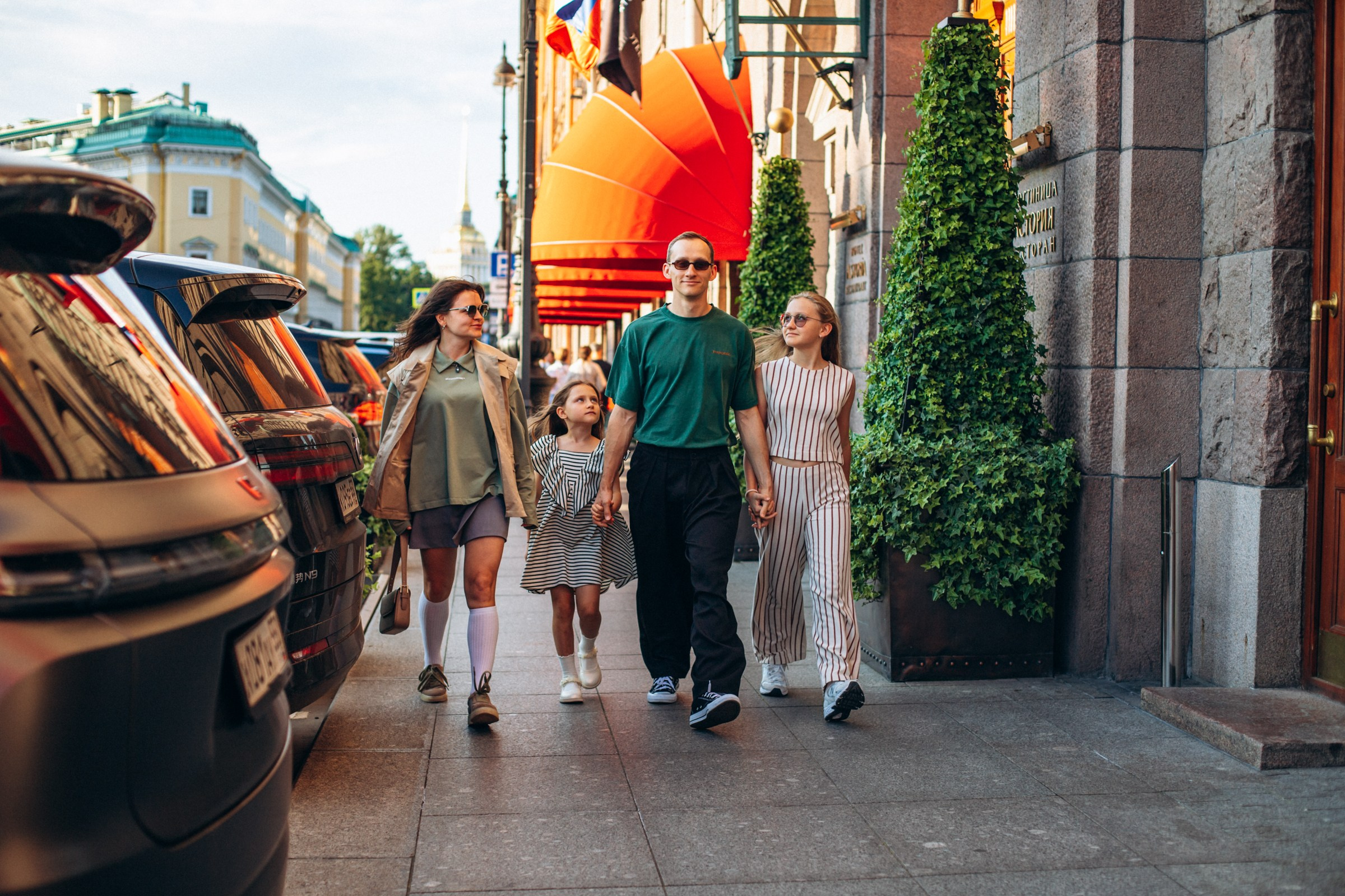 Екатерина с семьей в августе. Фотопрогулка в Петербурге. Индивидуальный и семейный фотограф в Санкт-Петербурге