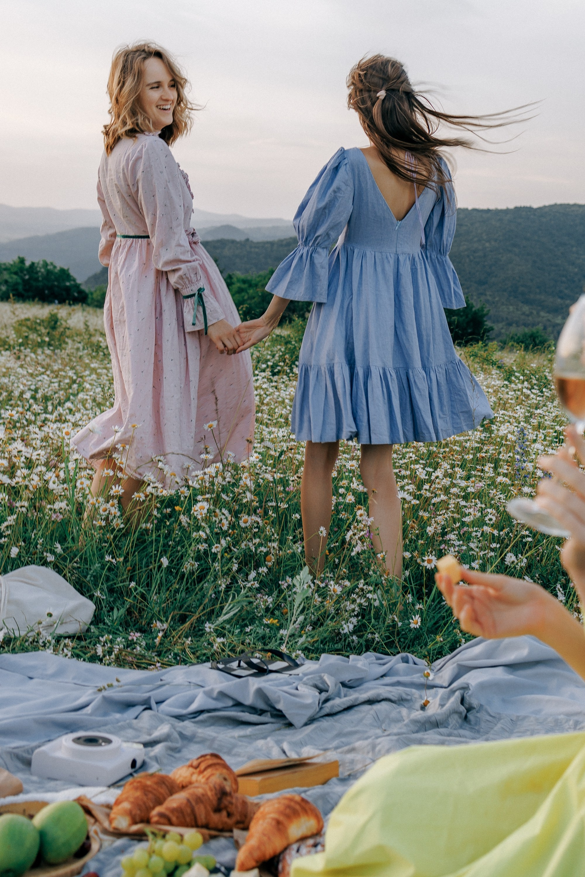 Picnic in the chamomile field in Georgia. Fedor Lemeshko — Destination Wedding and Family Lifestyle photographer