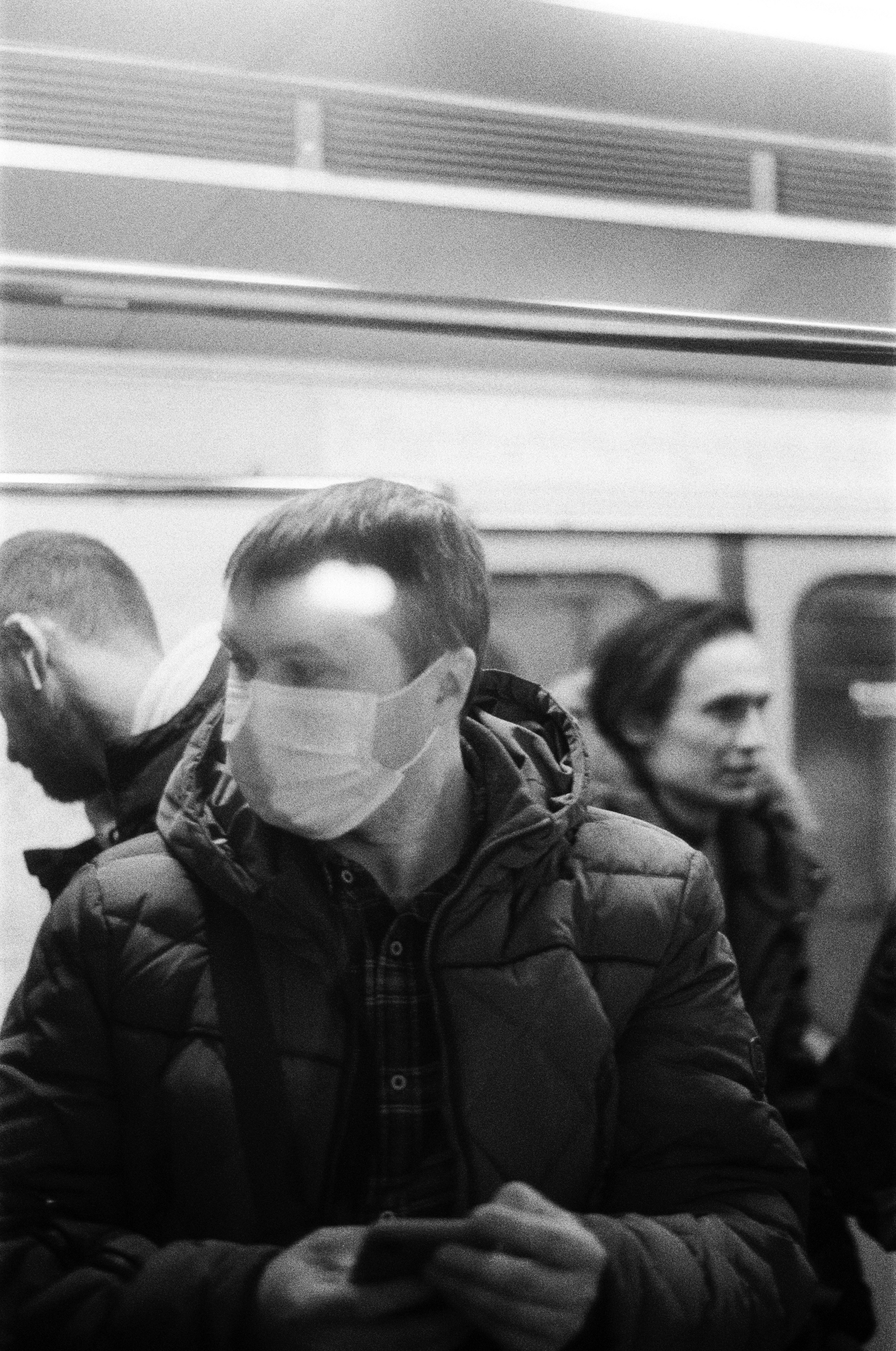 Фотосерия «Час пик»: динамика городской суеты в моменты транспортного и человеческого потока, игра света, тени и контраста в хронике городского движения. Фотограф: Ожерельев Лев