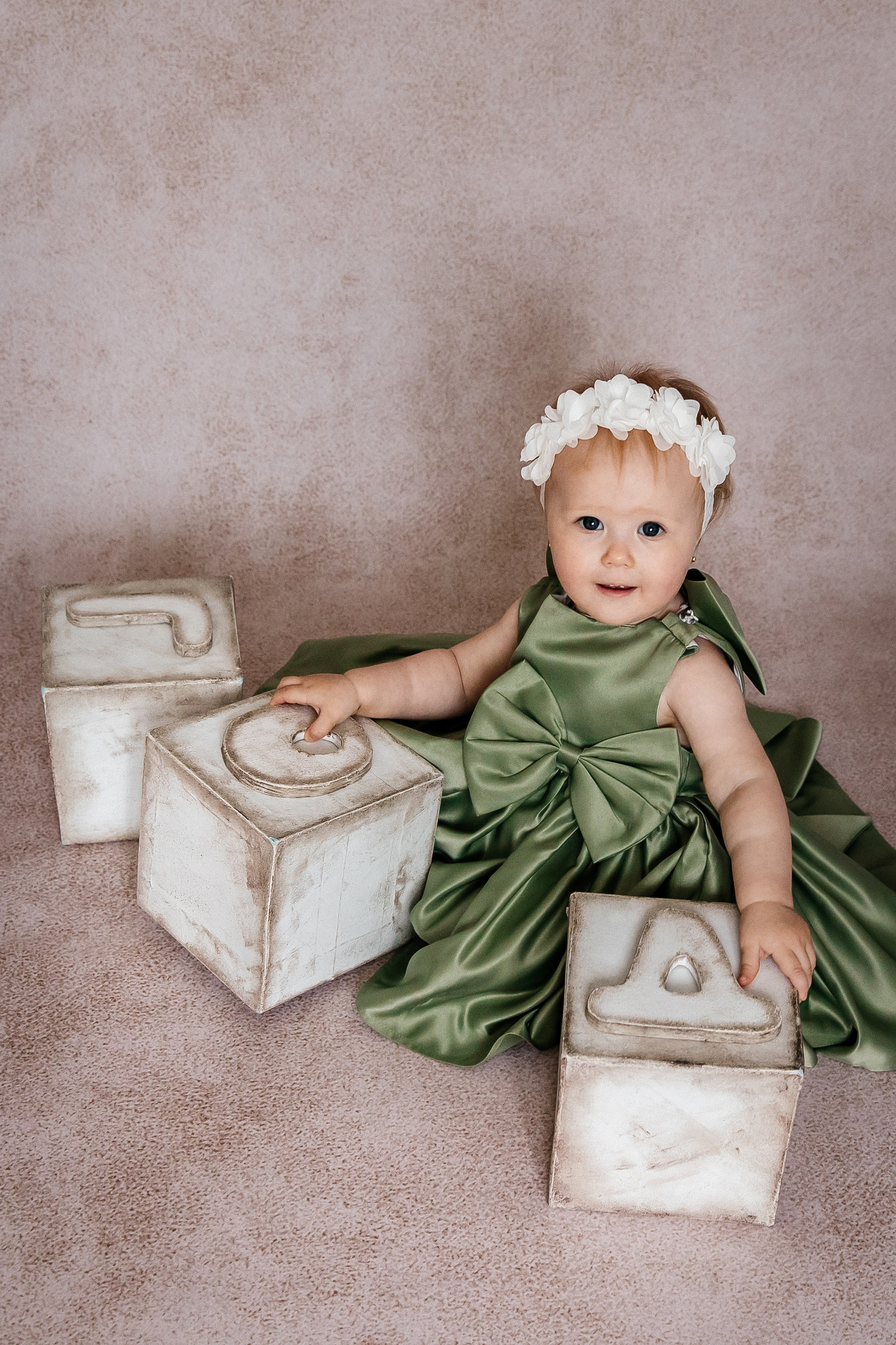 Минимализм (единичка, буквы-кубики, отдельный реквизит на фоне). Детский фотограф, выпускные альбомы в Нижнем Новгороде Бодягина Мария