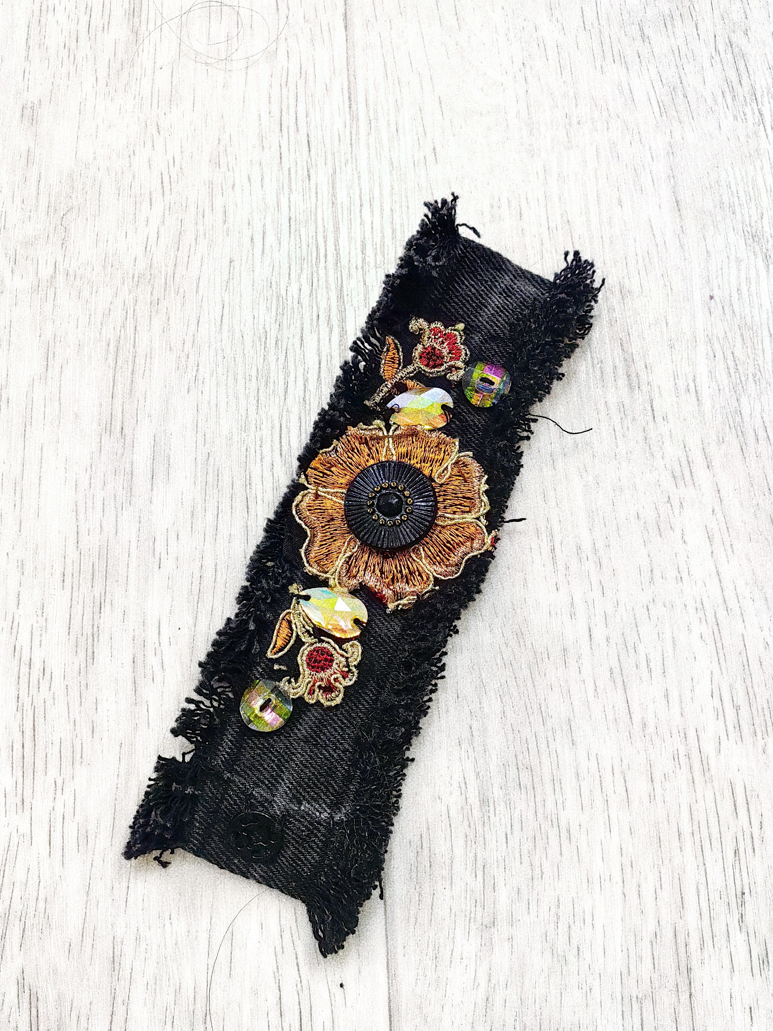 Искусно и интересно подобранная фурнитура на браслете из джинсовой ткани сделала браслет уникальным и очень модным для детей и подростков