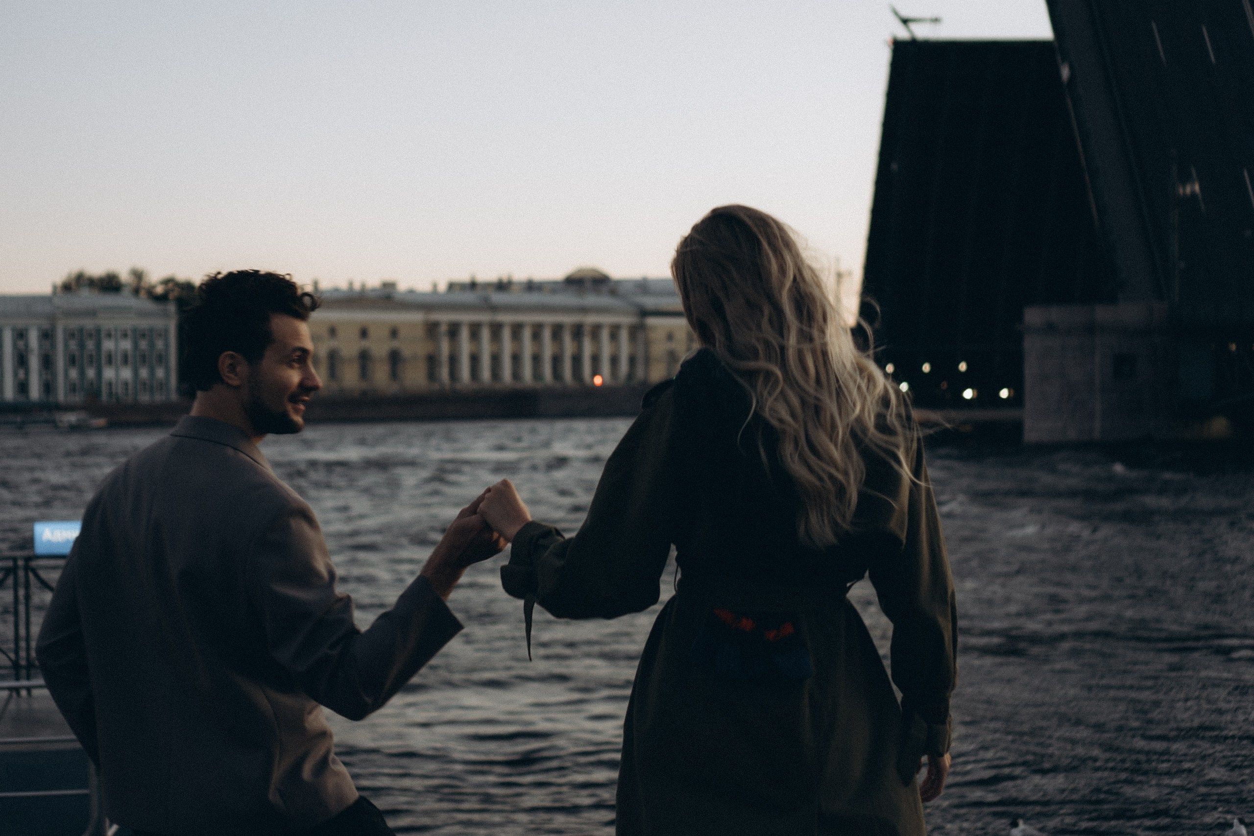 СВАДЕБНАЯ СЬЕМКА ПАРЫ НА РАССВЕТЕ В БЕЛЫЕ НОЧИ И ПРОГУЛКА С РАЗВОДНЫМИ МОСТАМИ И ПИКНИК ВОЗЛЕ ИСАКИЕВСКОГО СОБОРА. Профессиональный фотограф, Санкт-Петербург — Виктория Богомолова