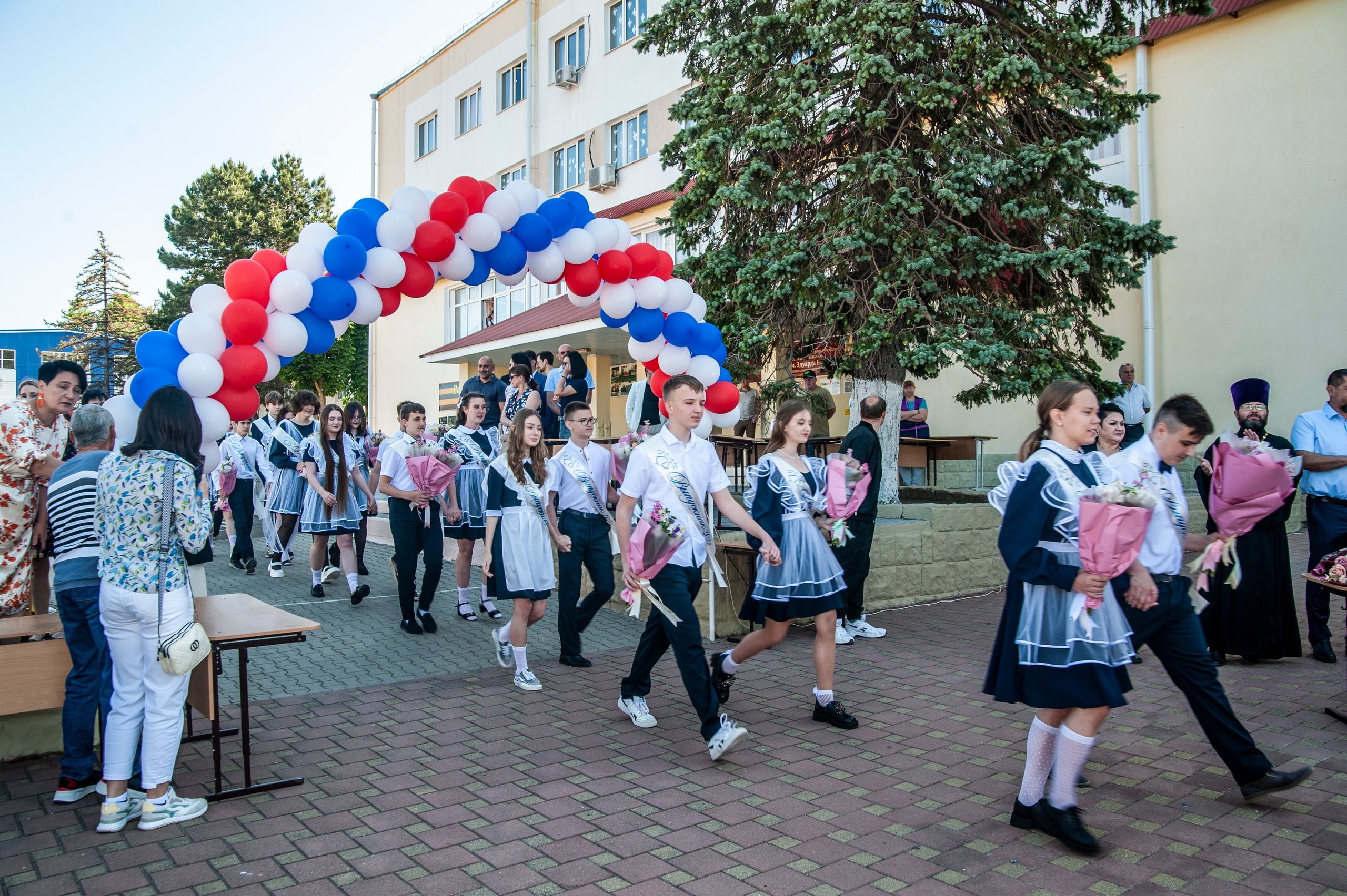 Последний Звонок МАОУ СОШ № 17 им. Эдуарда Есаяна — Архипо-Осиповка. Свадебный и семейный фотограф Денис Лукьянов в Краснодаре, Краснодарском крае и Республике Крым