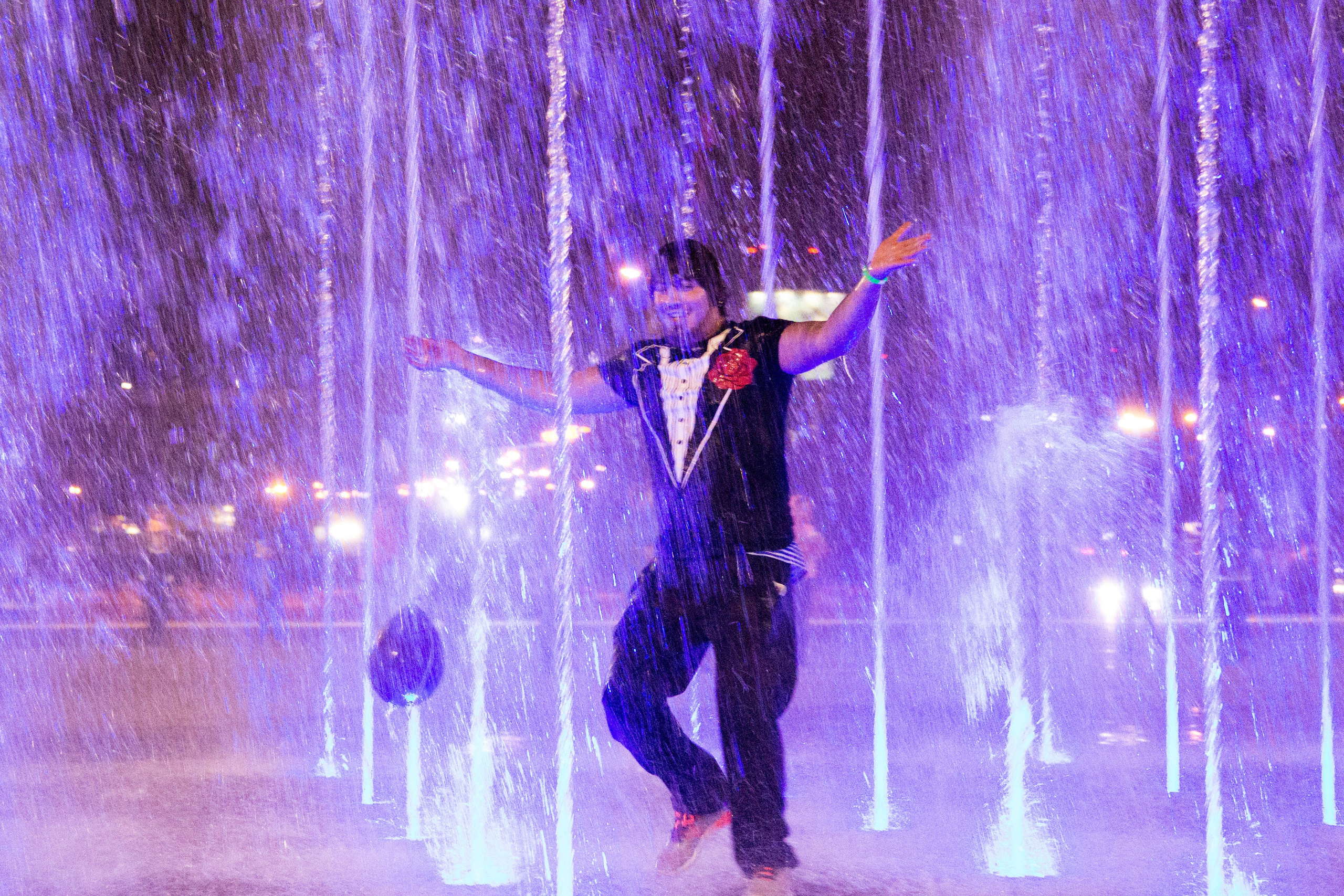 Фотосессия в фонтане. Фотограф Пермь. Фотосессия в фотостудии Перми и на свежем воздухе