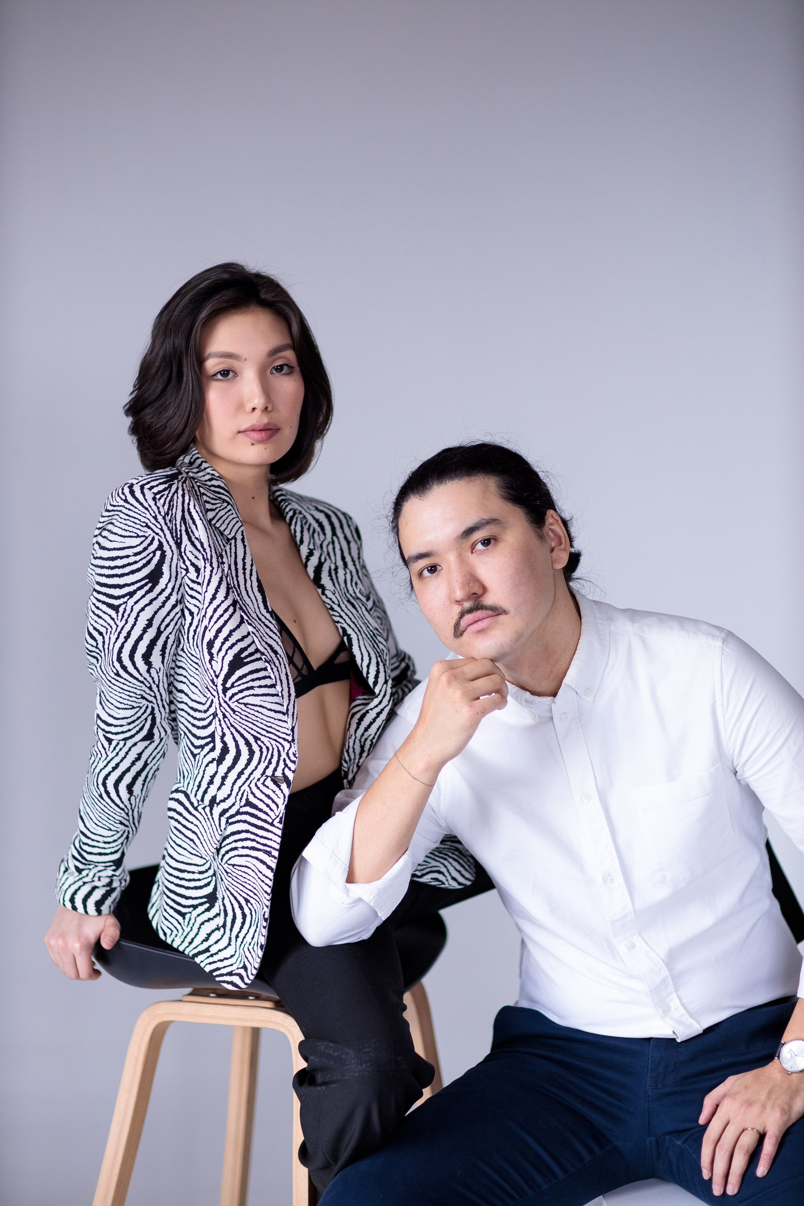 Парная фотосессия на белом фоне. Свадебный и семейный фотограф в Алматы Алексей Балышев