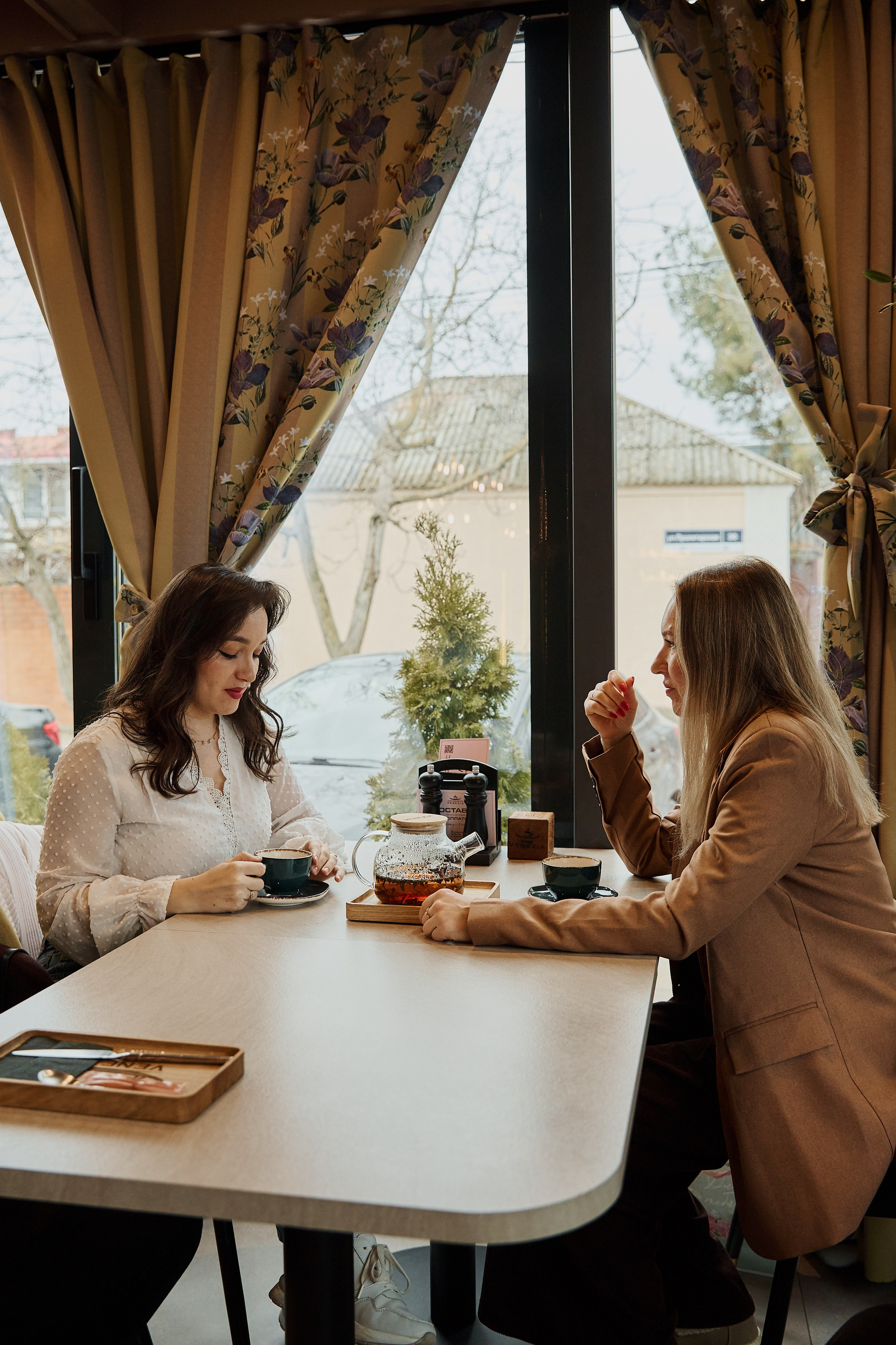 Деловая встреча девушек в кафе контент фотосессия Анапа