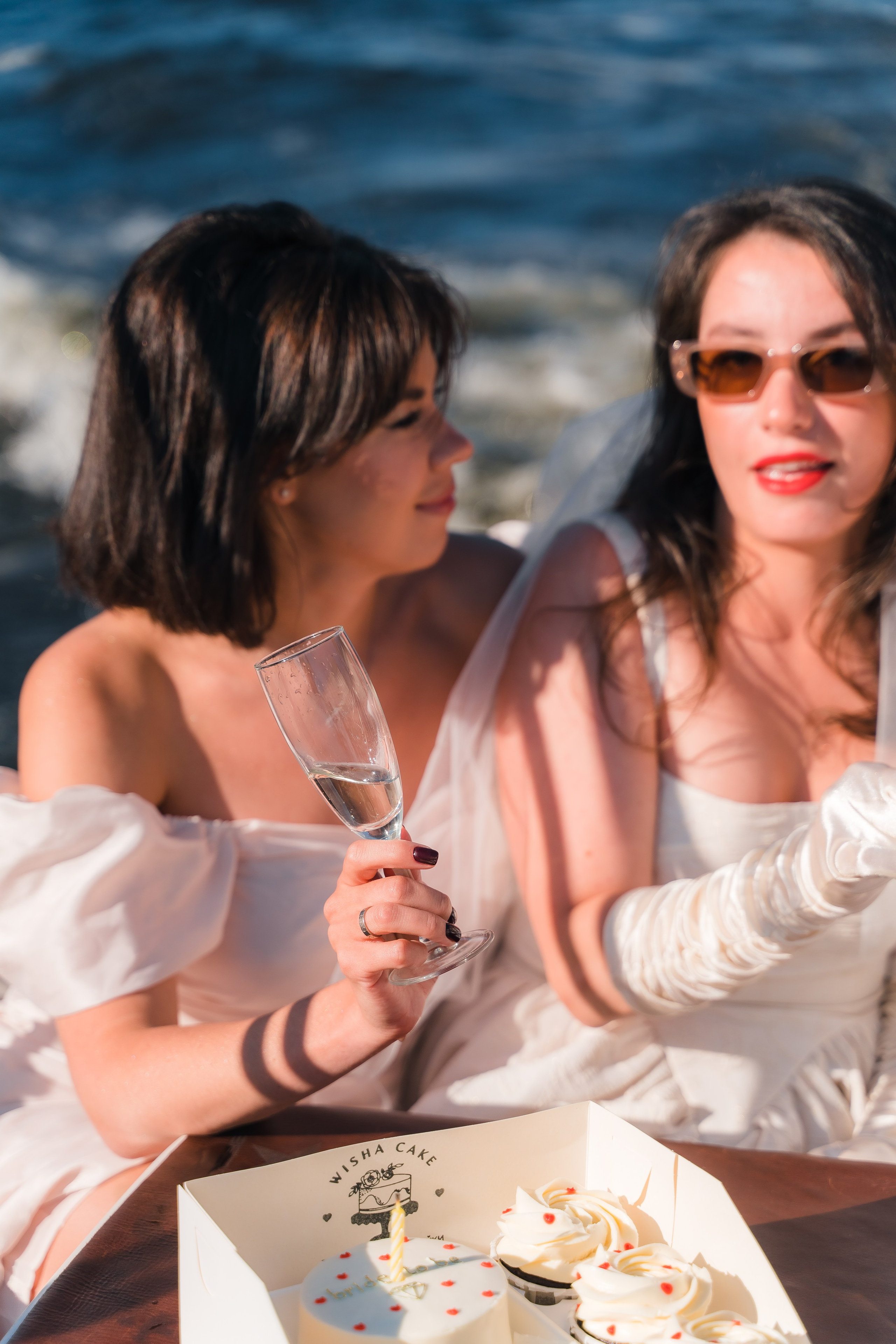 Фотосъемка девичника, встреча девушек, веселые женские портреты