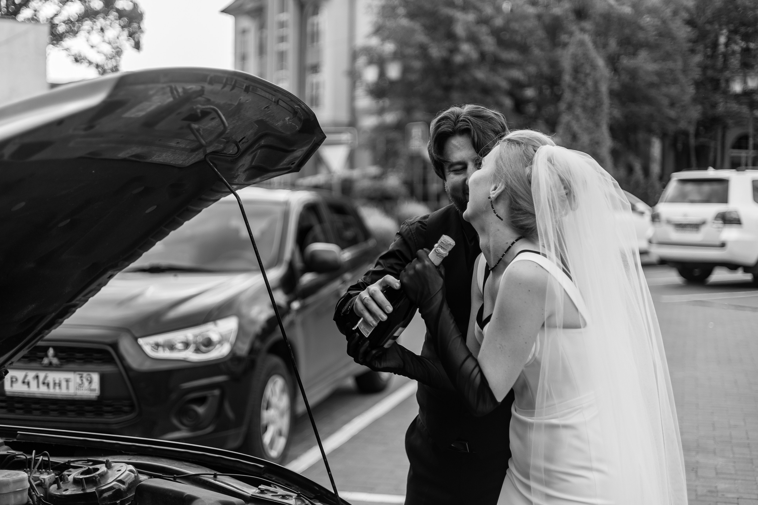 Евгений Саранцев, президент мотоклуба «Garage 13 MCC» и прекрасная Ирина. Фотограф Елена Медок Калининград