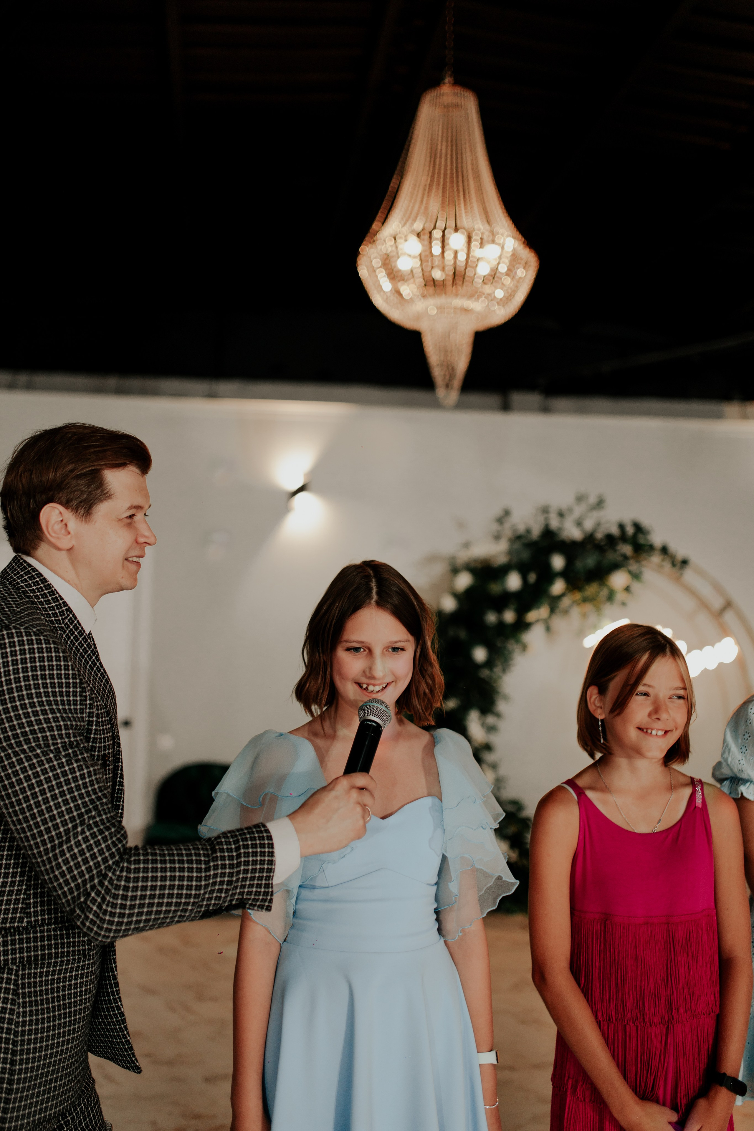 Друзья говорят тост в тёплой атмосфере праздника — яркое воспоминание