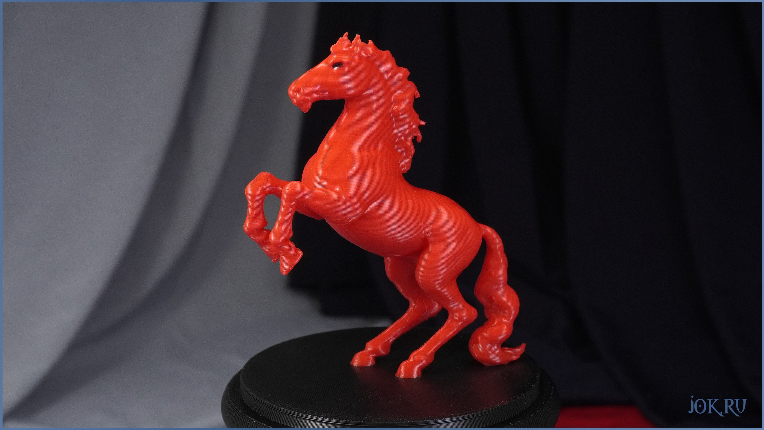 Статуэтка «Красная лошадь» — символический подарок на Новый год, олицетворяющий силу и успех.