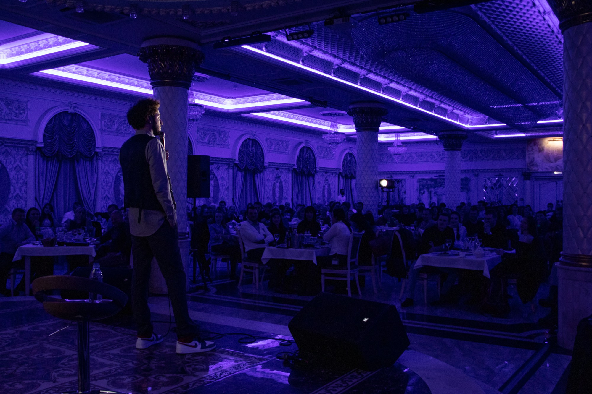 Выступление стендап-комика Дмитрий Романов. Репортажный, промышленный и маркетплейс-фотограф Дмитрий Чернат