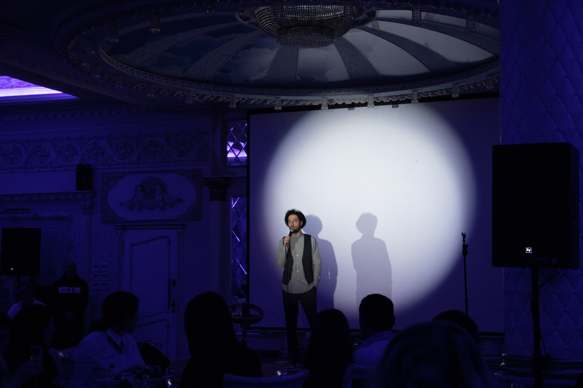 Выступление стендап-комика Дмитрий Романов. Репортажный, промышленный и маркетплейс-фотограф Дмитрий Чернат