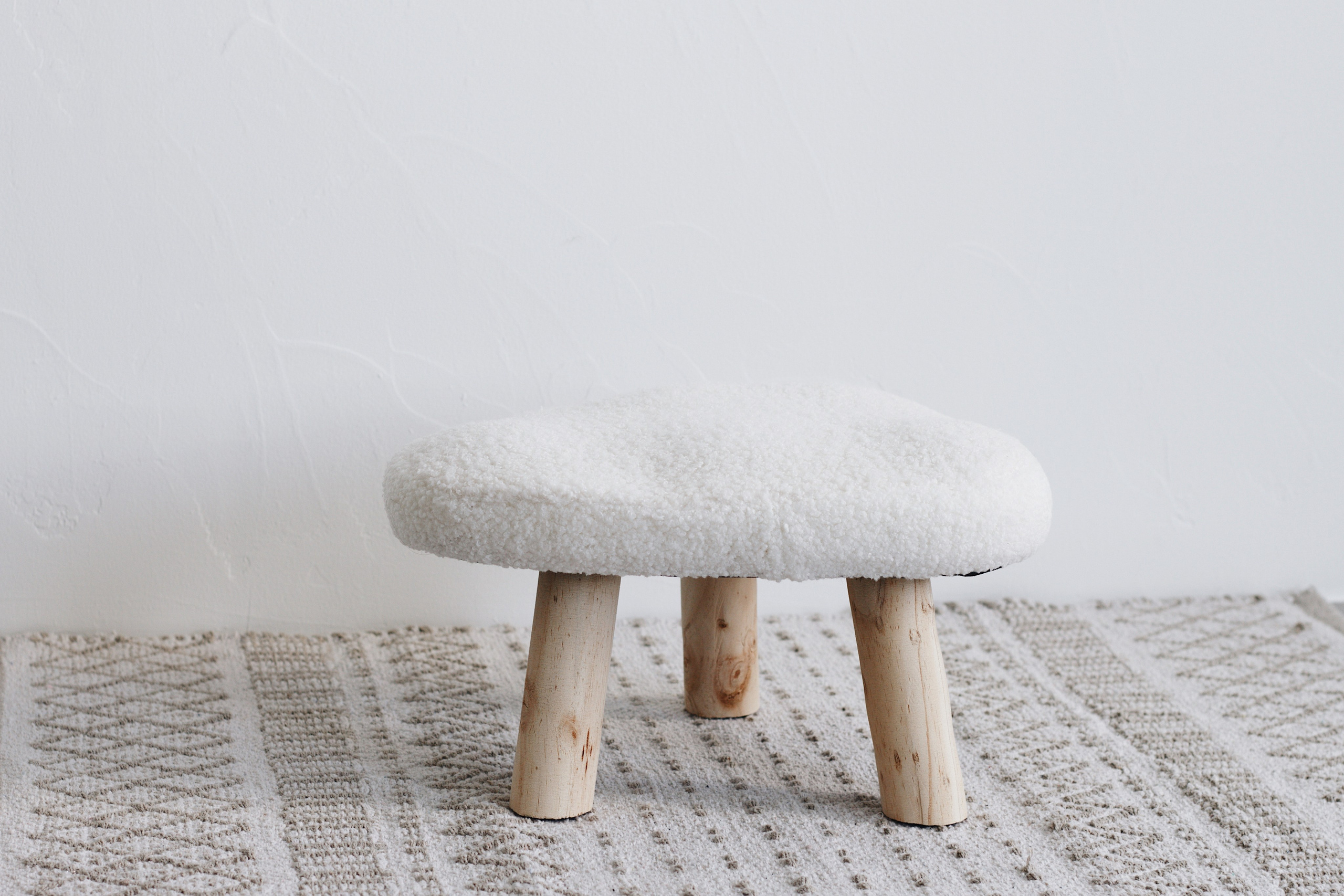 • Специальная зона, разработанная для самых маленьких гостей 🤍                                                        Пуф «облако» в тандеме с нежным ковриком 