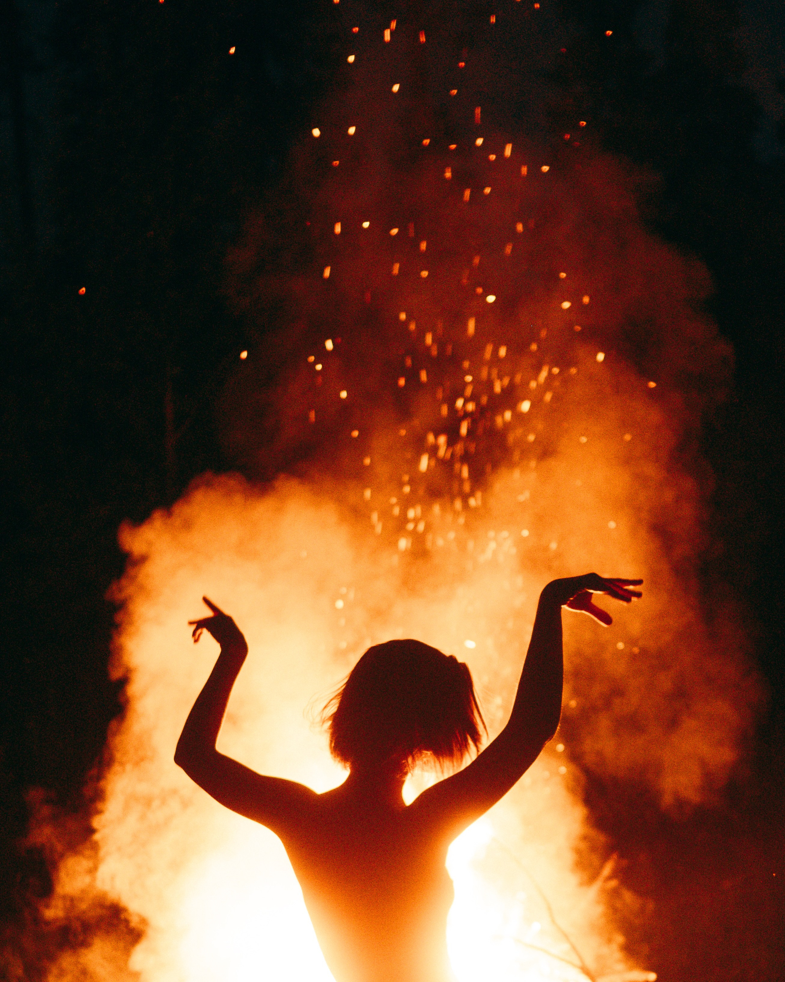 Женская съёмка с костром. Фотоведьма Дарья Нечинская