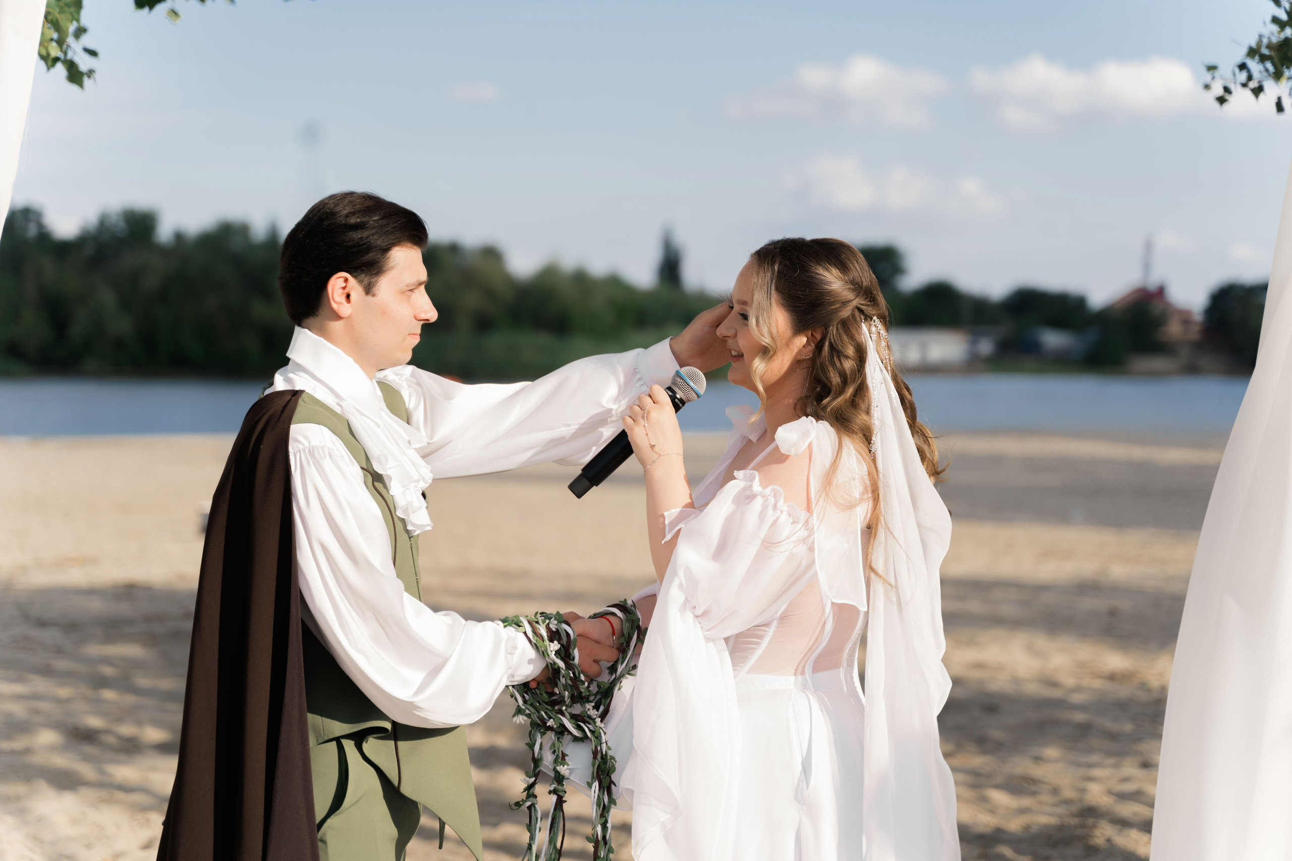 фотосессия  свадебной клятвы на выездной регистрации на берегу реки