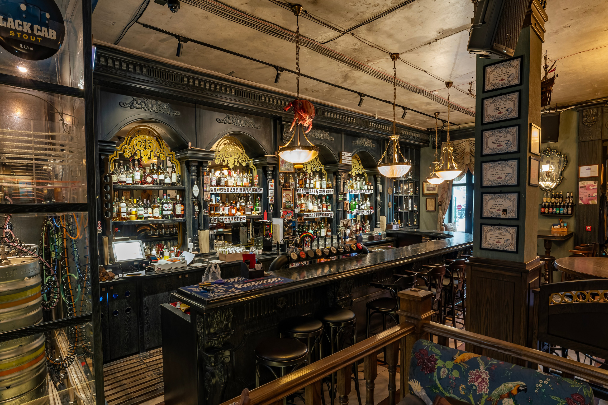 Алматы, Fuller's Pheasant Feather — первый паб сети Fuller's в Алматы, апрель 2025. Интерьерный фотограф Алматы