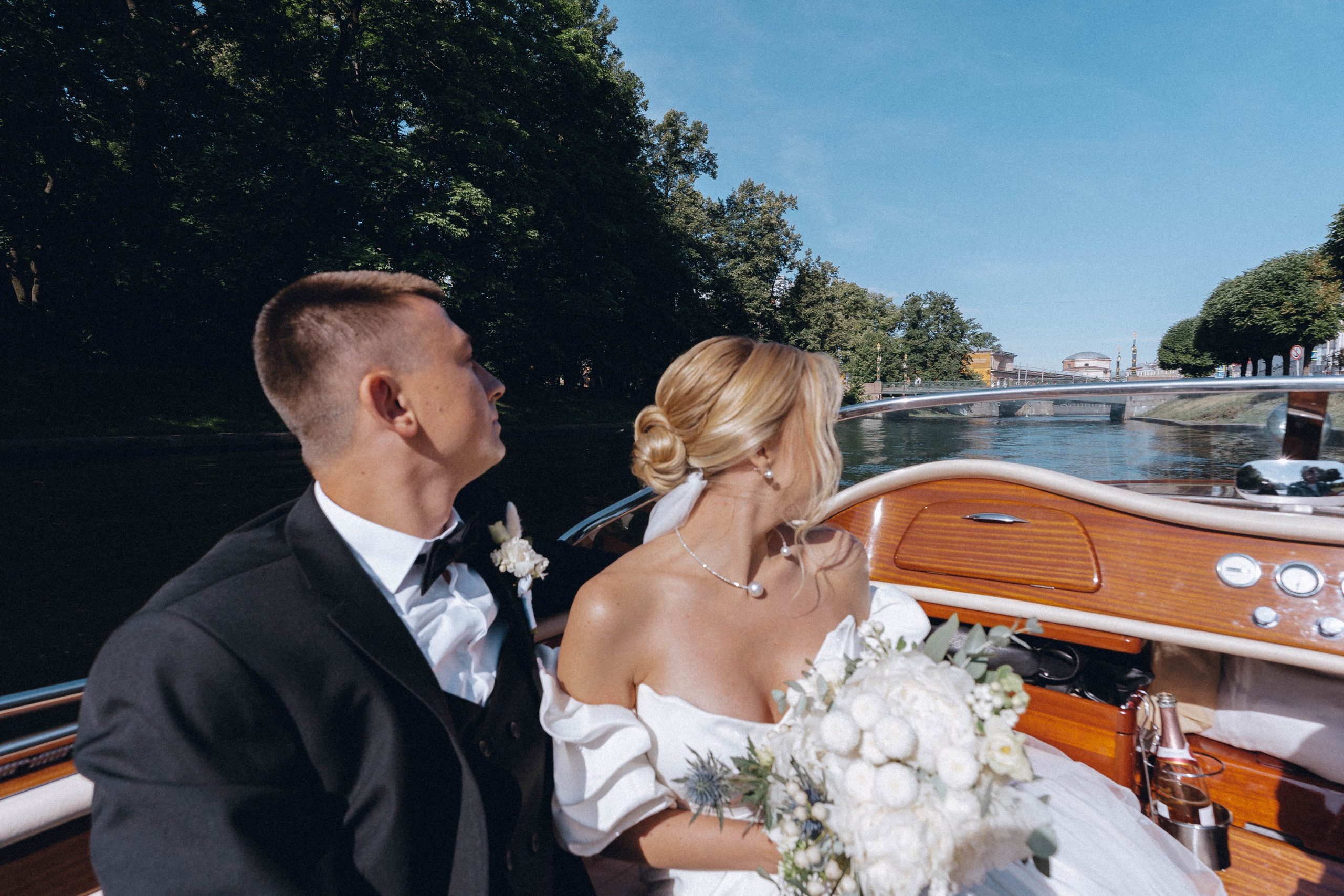 СВАДЕНБНАЯ СЬЕМКА НА КАТЕРЕ ПО КАНАЛАМ САНКТ-ПЕТЕРБУРГА И В АКВАТОРИИ НЕВЫ. Профессиональный фотограф, Санкт-Петербург — Виктория Богомолова