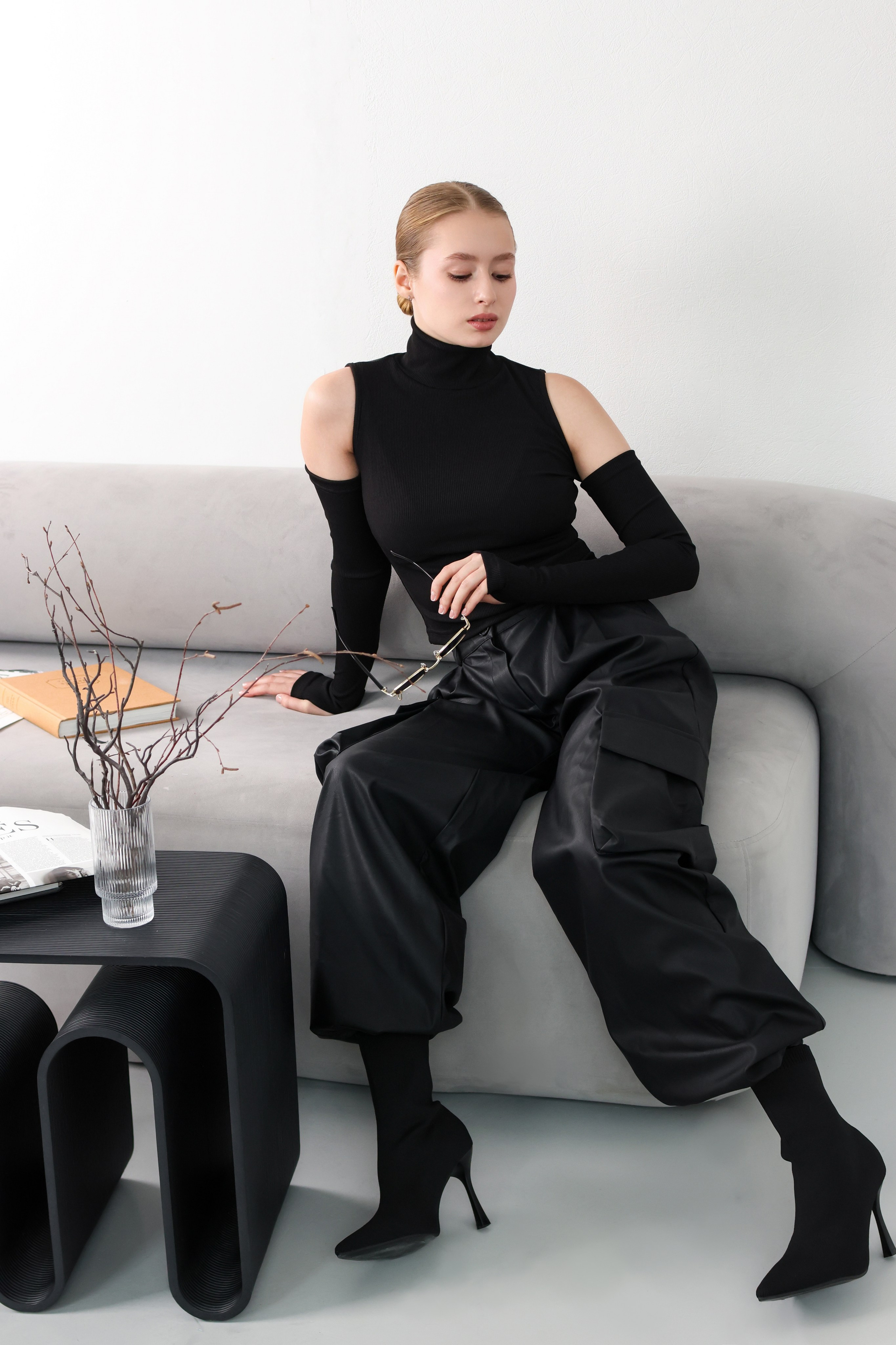 Демонстрация модели в предметной съемке для интернет-магазина.